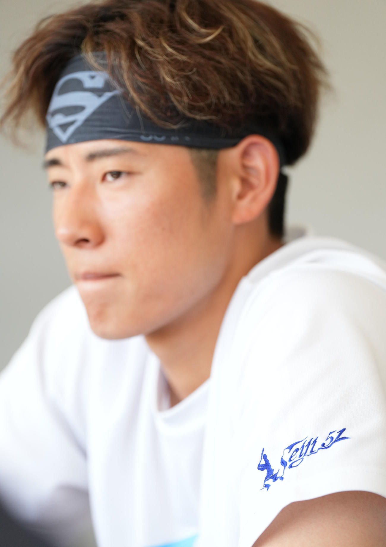 ※使用注意※掲載日未定・年末紙面掲載予定　中日ドラゴンズ・上林誠知インタビュー　オリジナルロゴ入りTシャツ（撮影・森本幸一）＝2025年11月29日、ナゴヤ球場