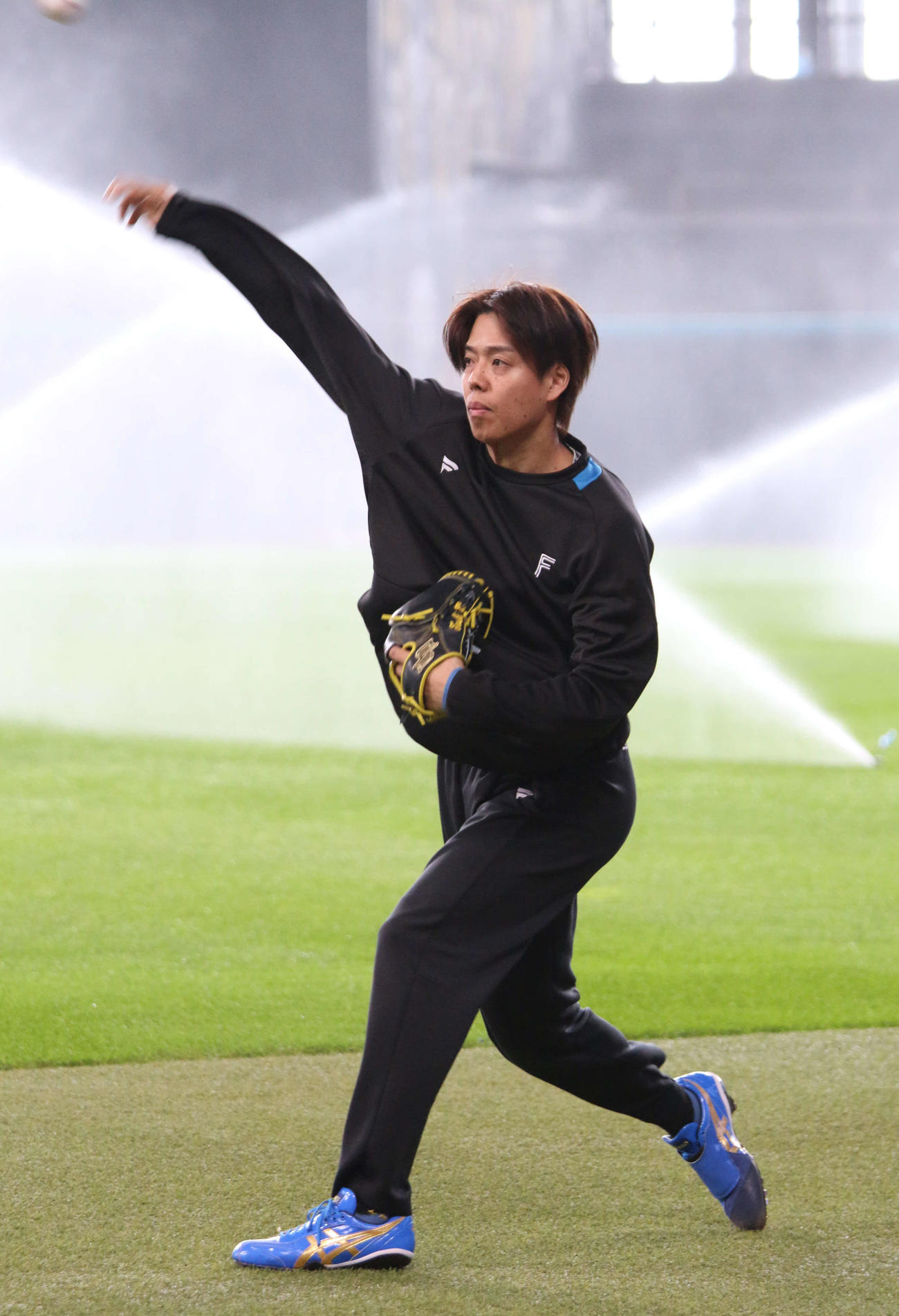 エスコンフィールドで自主トレを行った日本ハム杉浦（撮影・木下大輔）