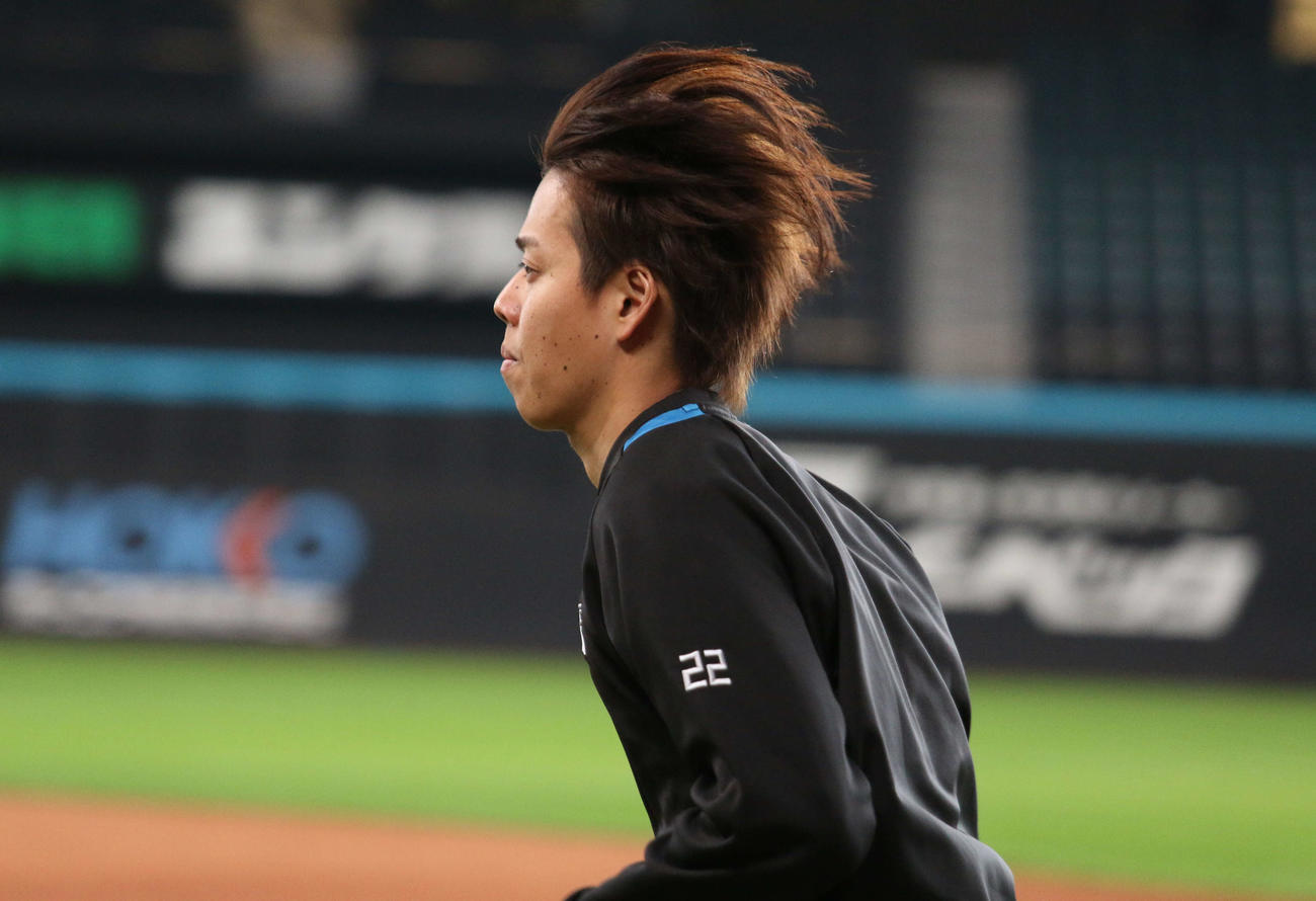 エスコンフィールドで自主トレを行った日本ハム杉浦（撮影・木下大輔）