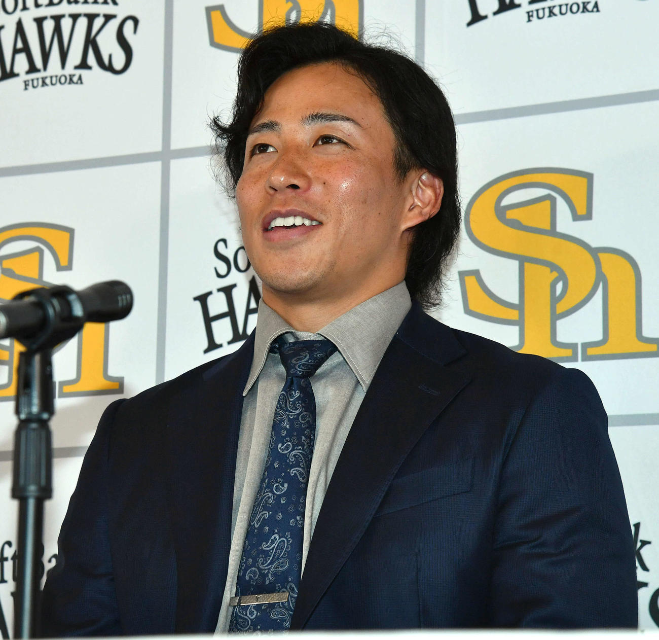 アップで契約更改し、笑顔で会見を行うソフトバンク野村（撮影・岩下翔太）