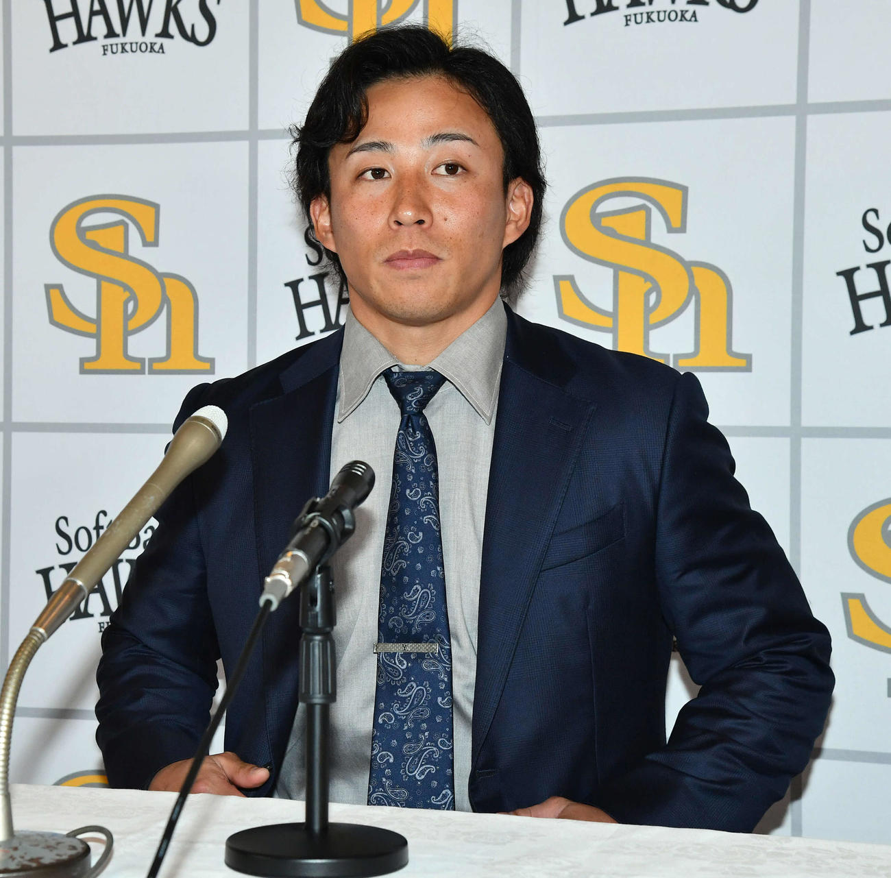 契約更改を終えて会見の席につくソフトバンク野村（撮影・岩下翔太）
