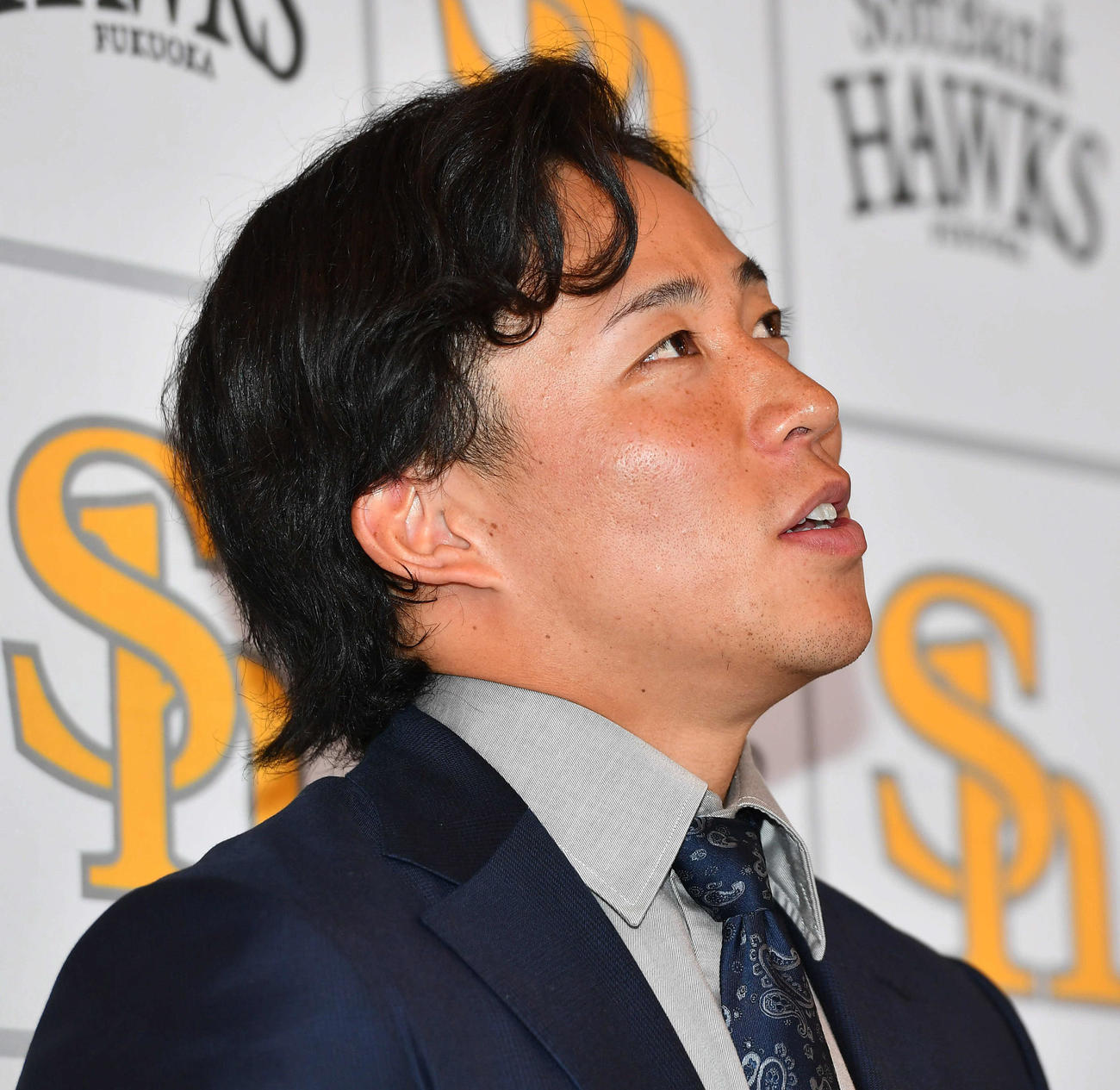 アップで契約更改し、会見で今季を振り返るソフトバンク野村（撮影・岩下翔太）