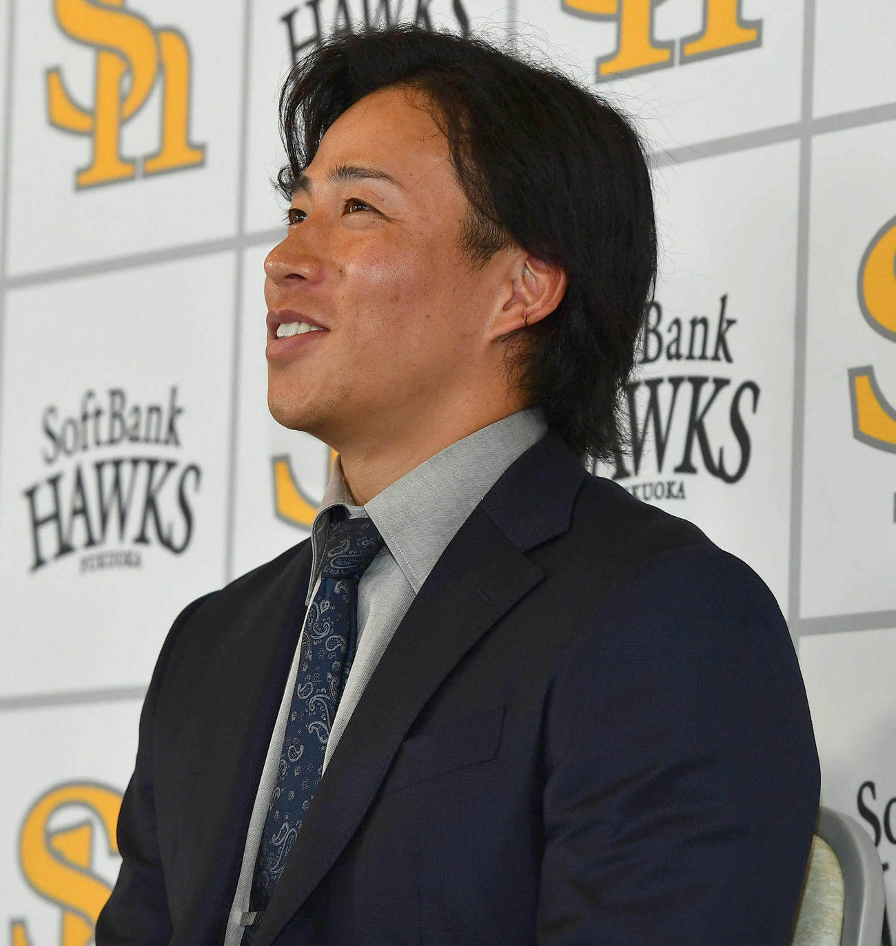 アップで契約更改し、笑顔で会見を行うソフトバンク野村（撮影・岩下翔太）