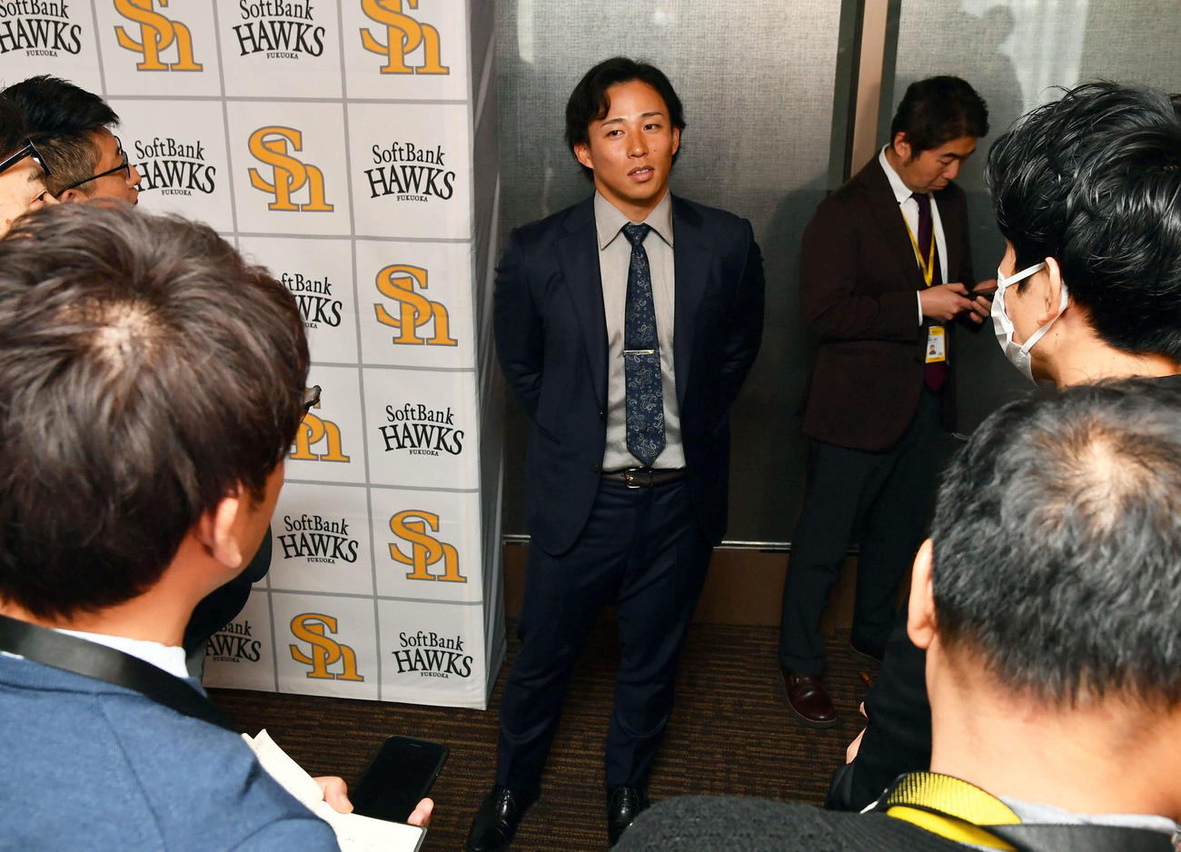 契約更改を終えて囲み取材を受けるソフトバンク野村（撮影・岩下翔太）