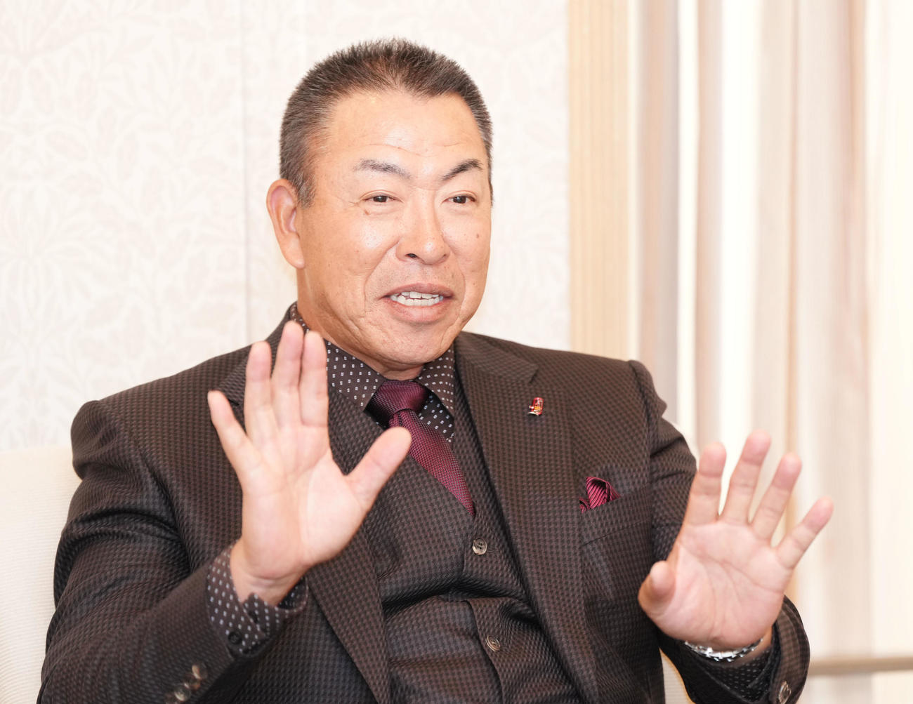 2026年シーズンについて話をする井上一樹監督（撮影・森本幸一）