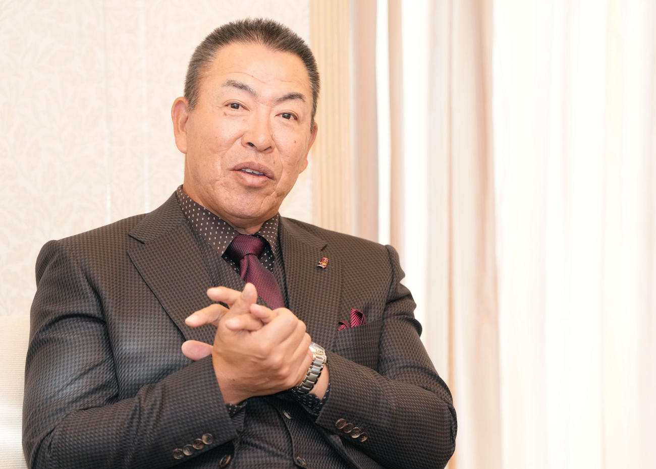 2026年シーズンについて話をする井上一樹監督（撮影・森本幸一）