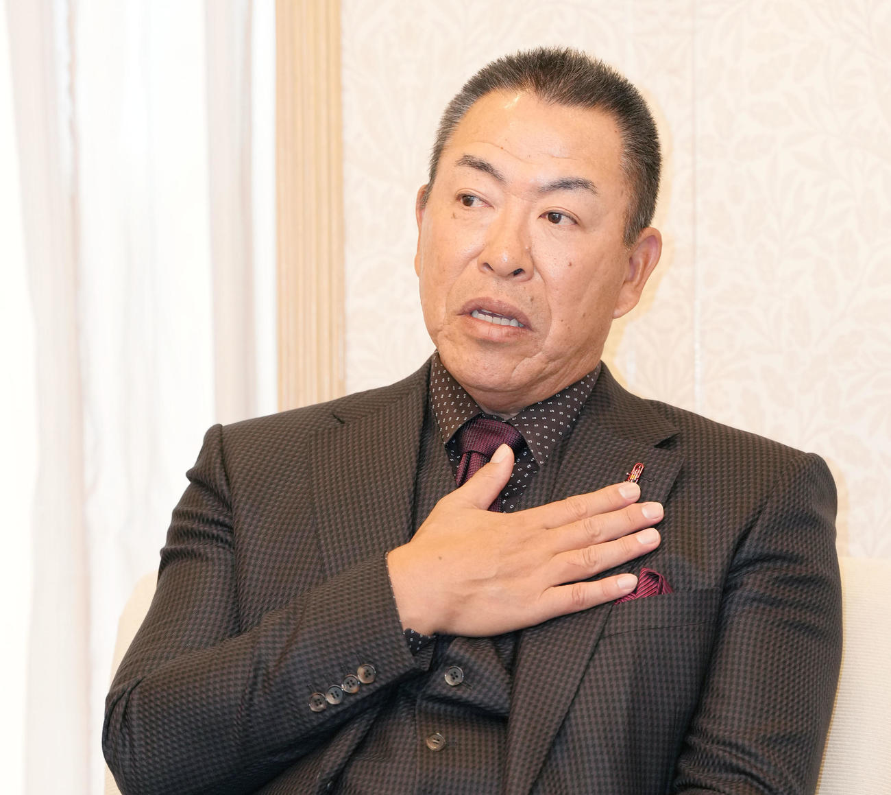 2026年シーズンについて話をする井上一樹監督（撮影・森本幸一）