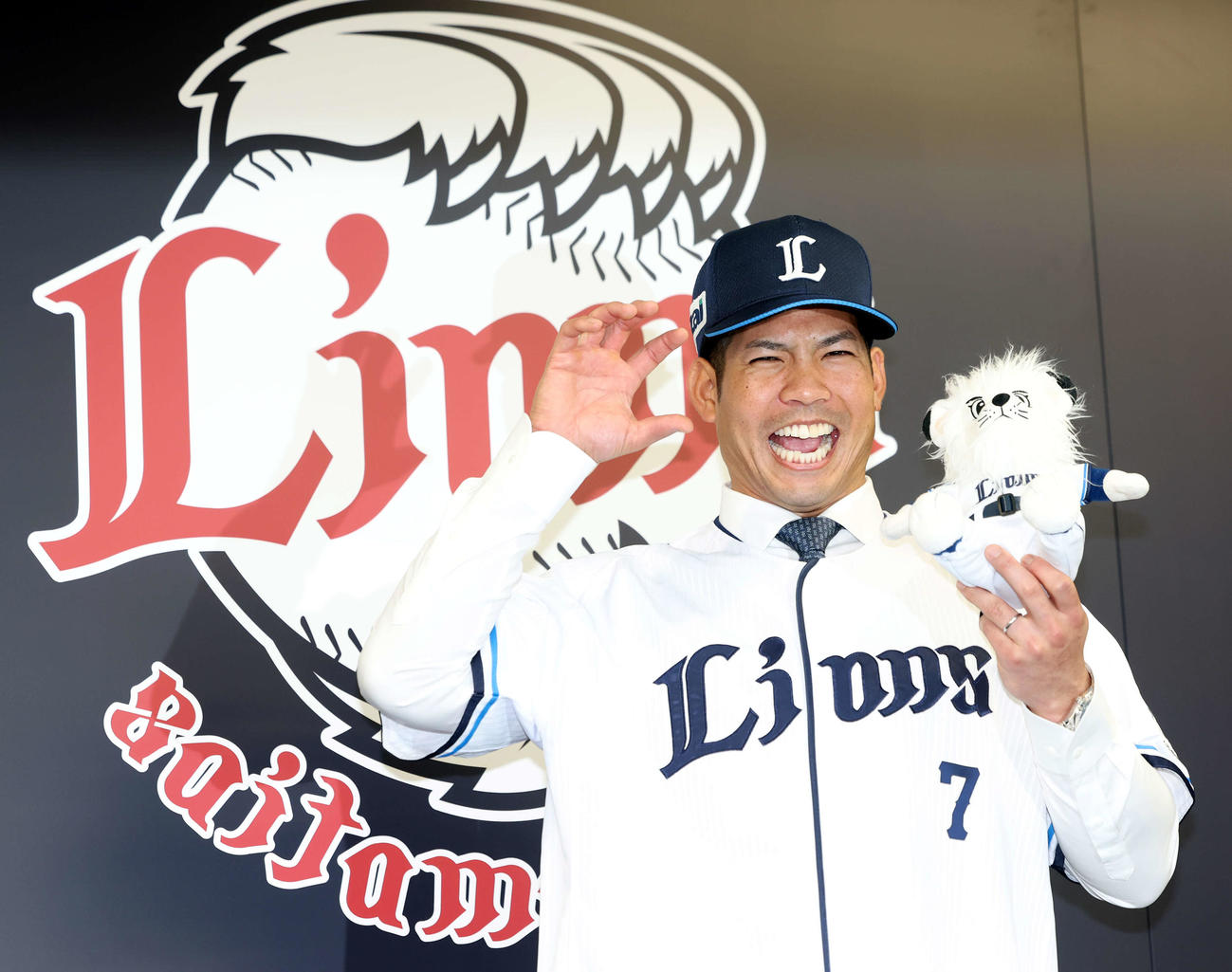 西武入団会見でレオ人形を手にポーズを決める桑原（撮影・浅見桂子）