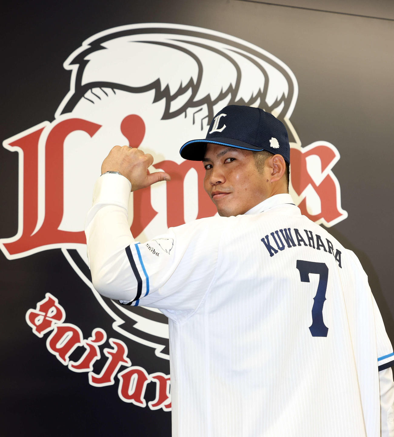 西武入団会見で背番号7を指さす桑原（撮影・浅見桂子）