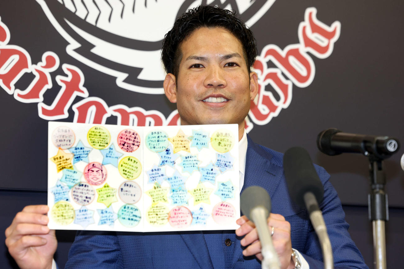 西武入団会見でファンからのメッセージを贈られ笑顔の桑原（撮影・浅見桂子）