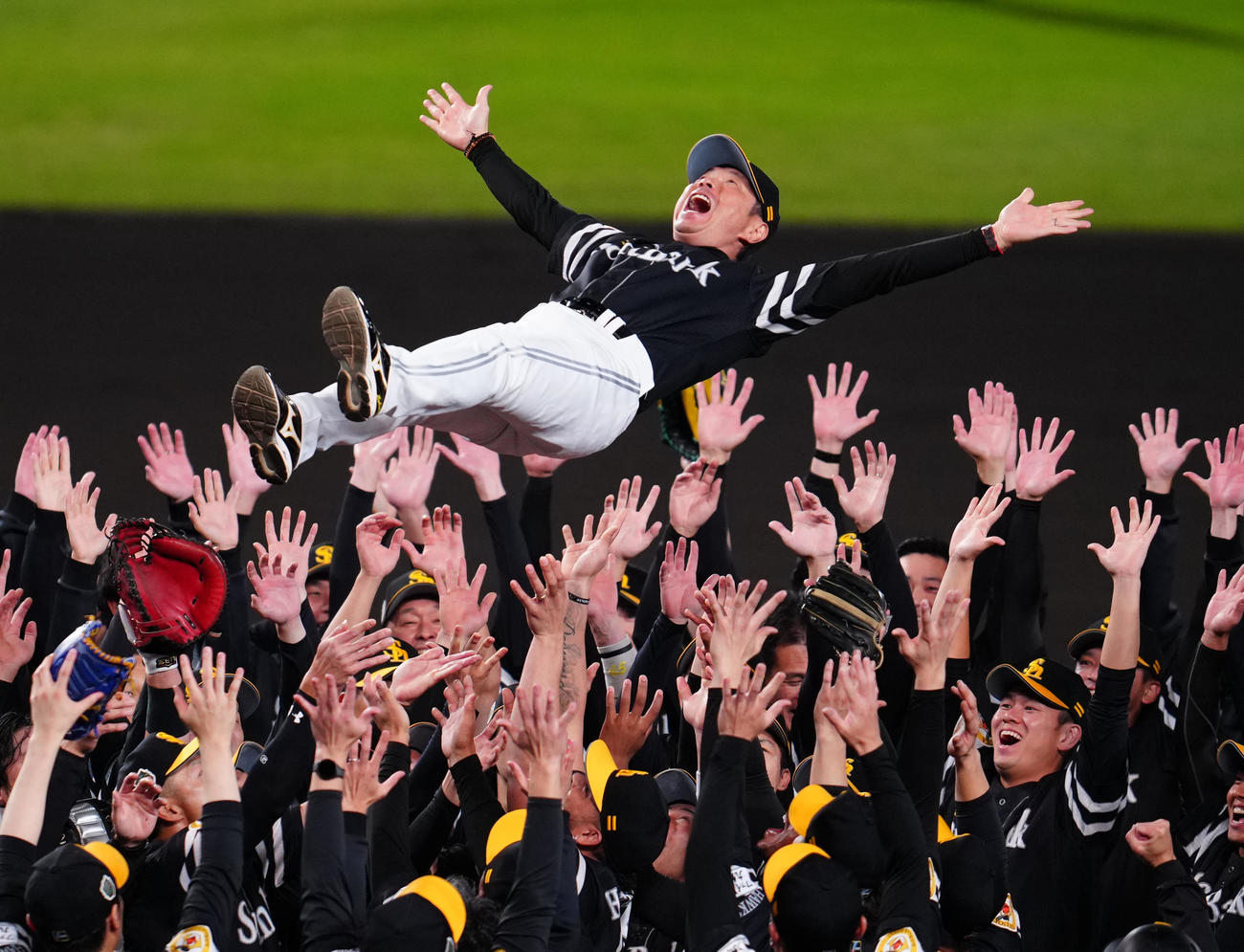 阪神対ソフトバンク　優勝し胴上げされるソフトバンク小久保監督（2025年10月30日撮影）