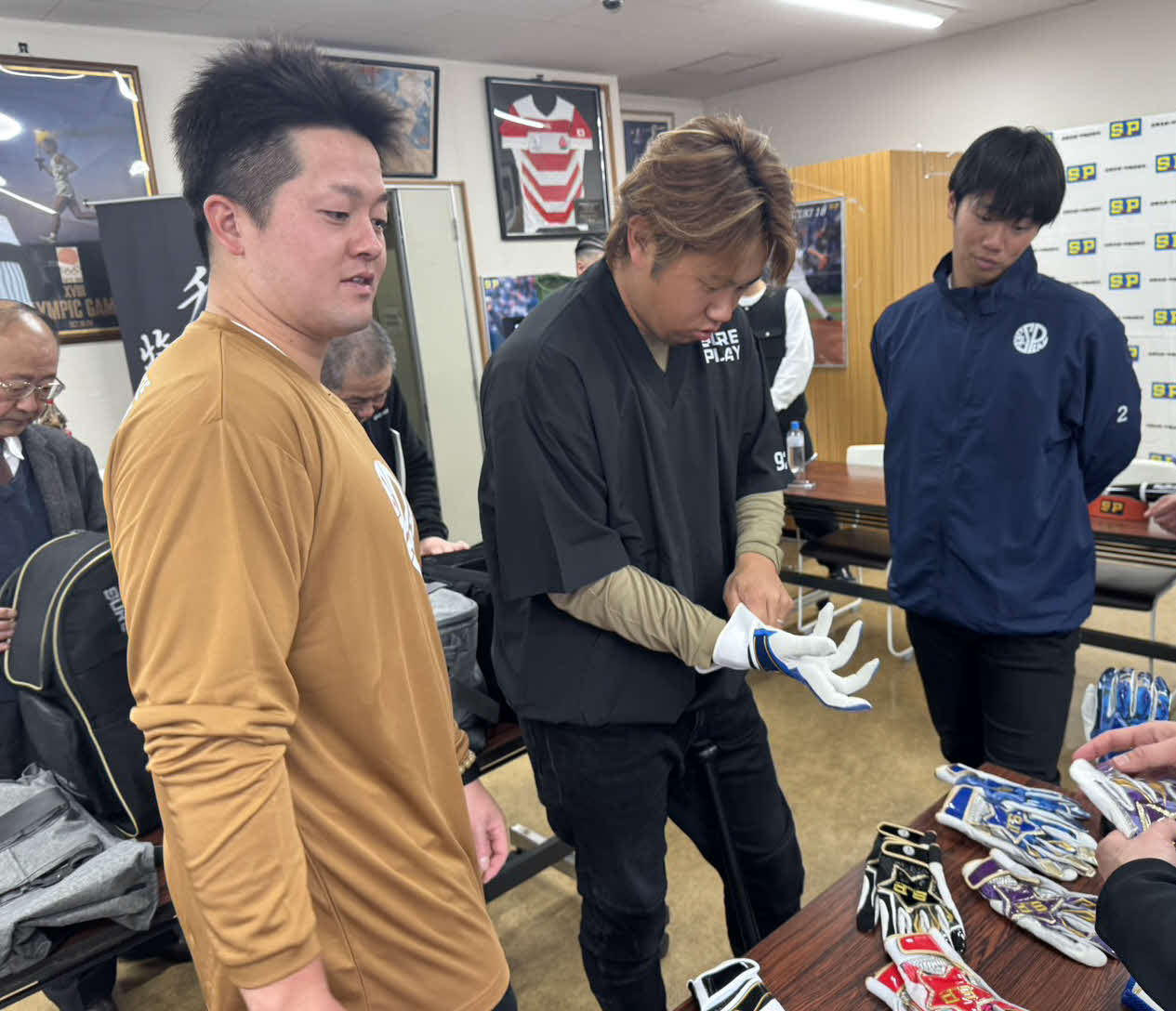シュアプレイのミーティングに参加したDeNA牧（左）、堀岡（真ん中）、ヤクルト古賀（撮影・小早川宗一郎）