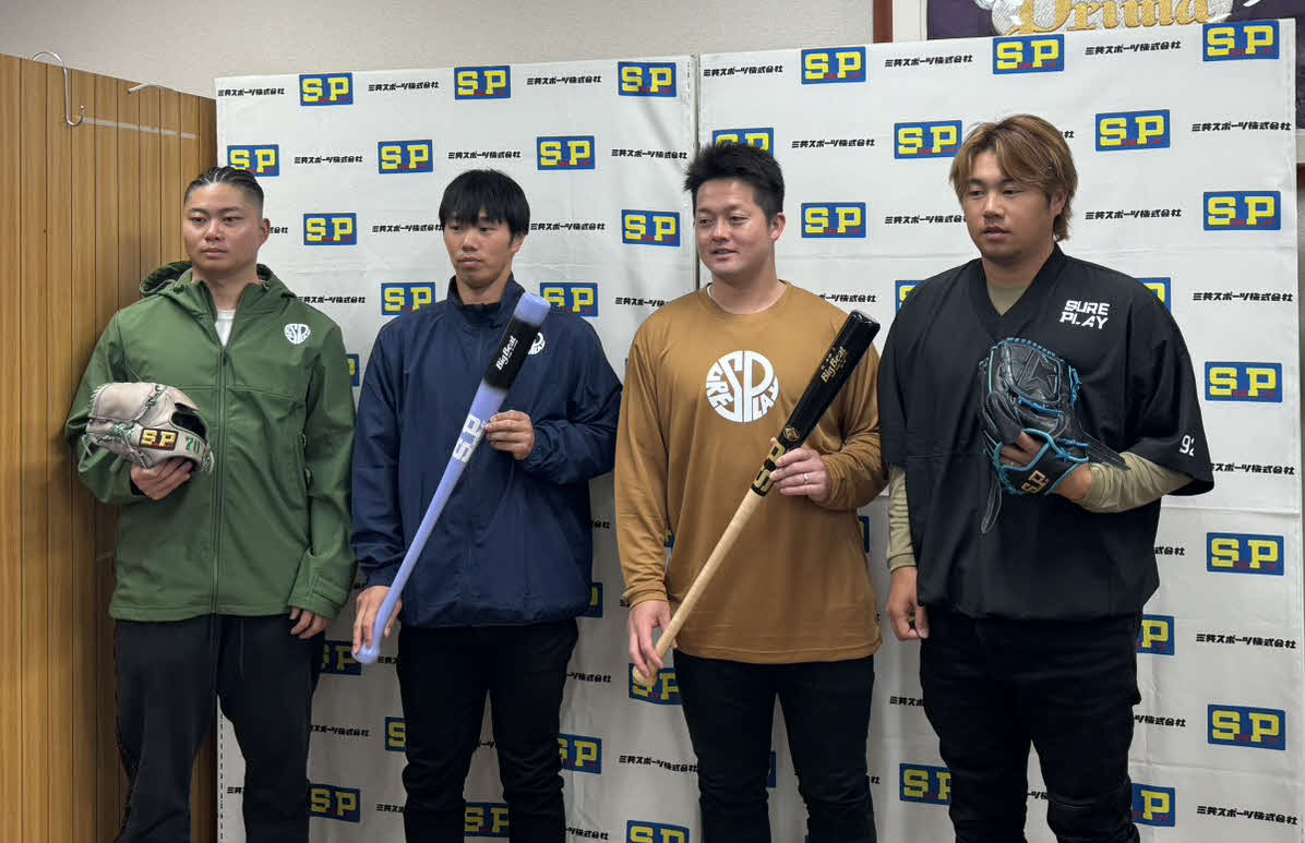 シュアプレイのミーティングに参加した右からDeNA堀岡、牧、ヤクルト古賀、中日近藤（撮影・小早川宗一郎）