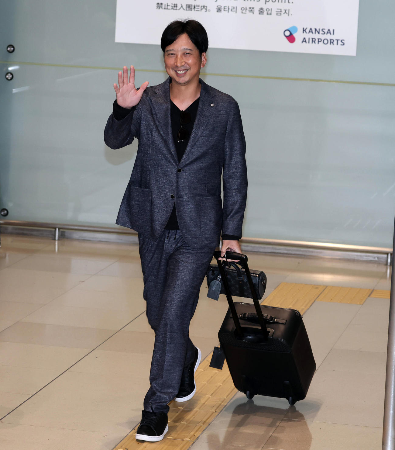 優勝旅行から帰国し笑顔で手を振る阪神藤川監督（撮影・加藤哉）