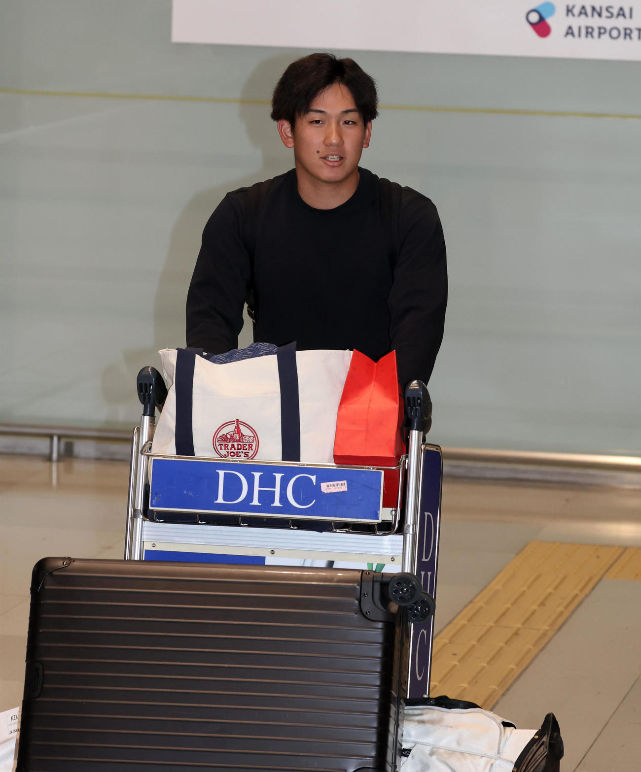 優勝旅行から帰国した阪神伊原（撮影・加藤哉）