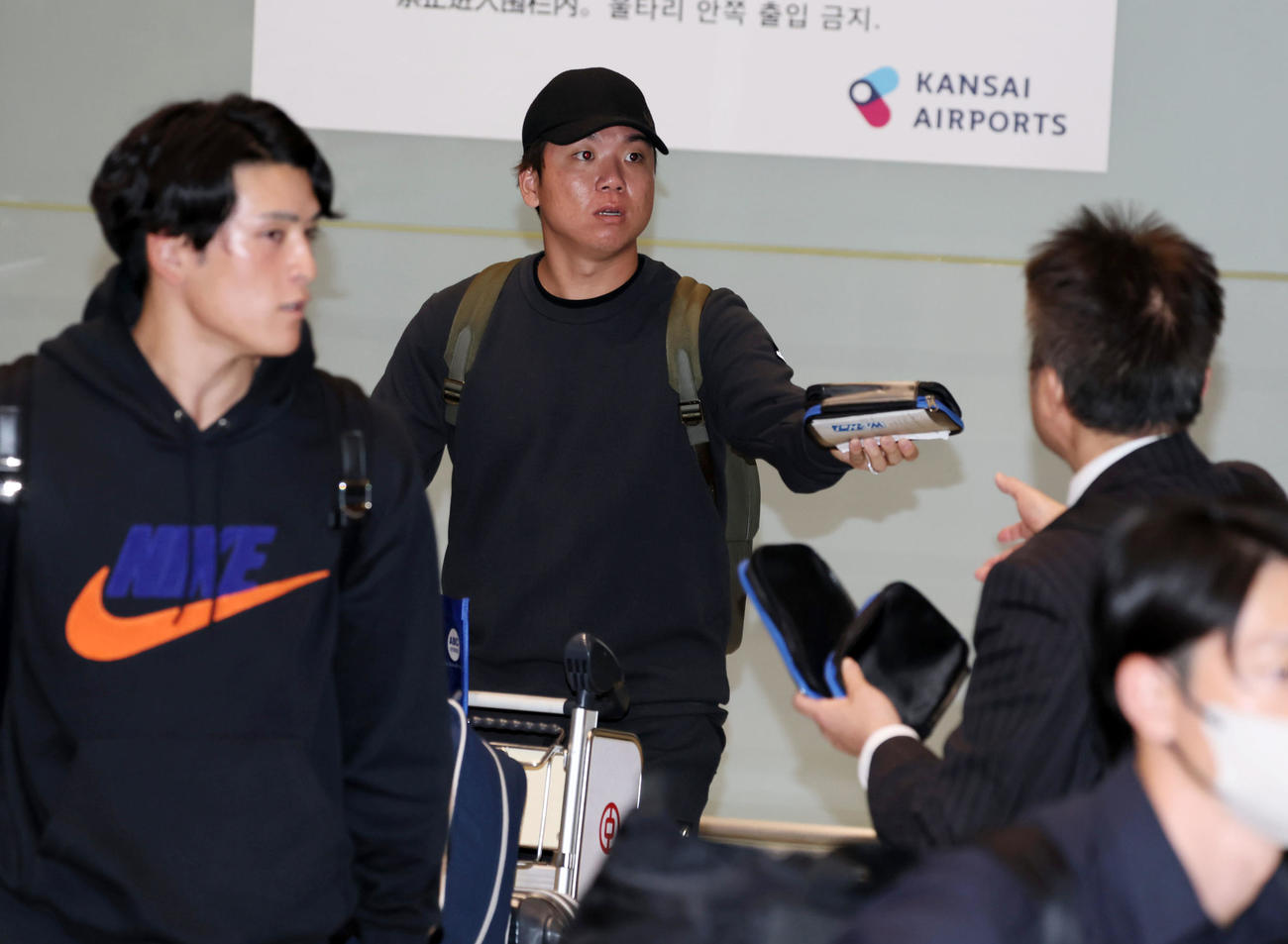 優勝旅行から帰国した阪神村上（撮影・加藤哉）