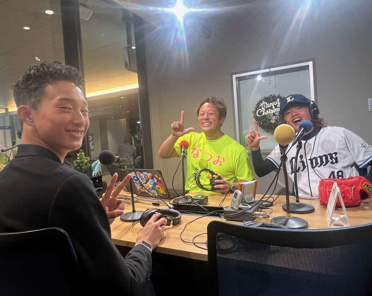 ラジオデビューした西武冨士（左）とDJなかむらみちお氏、今井達也そっくりさんの今丼達也氏（撮影・金子真仁）