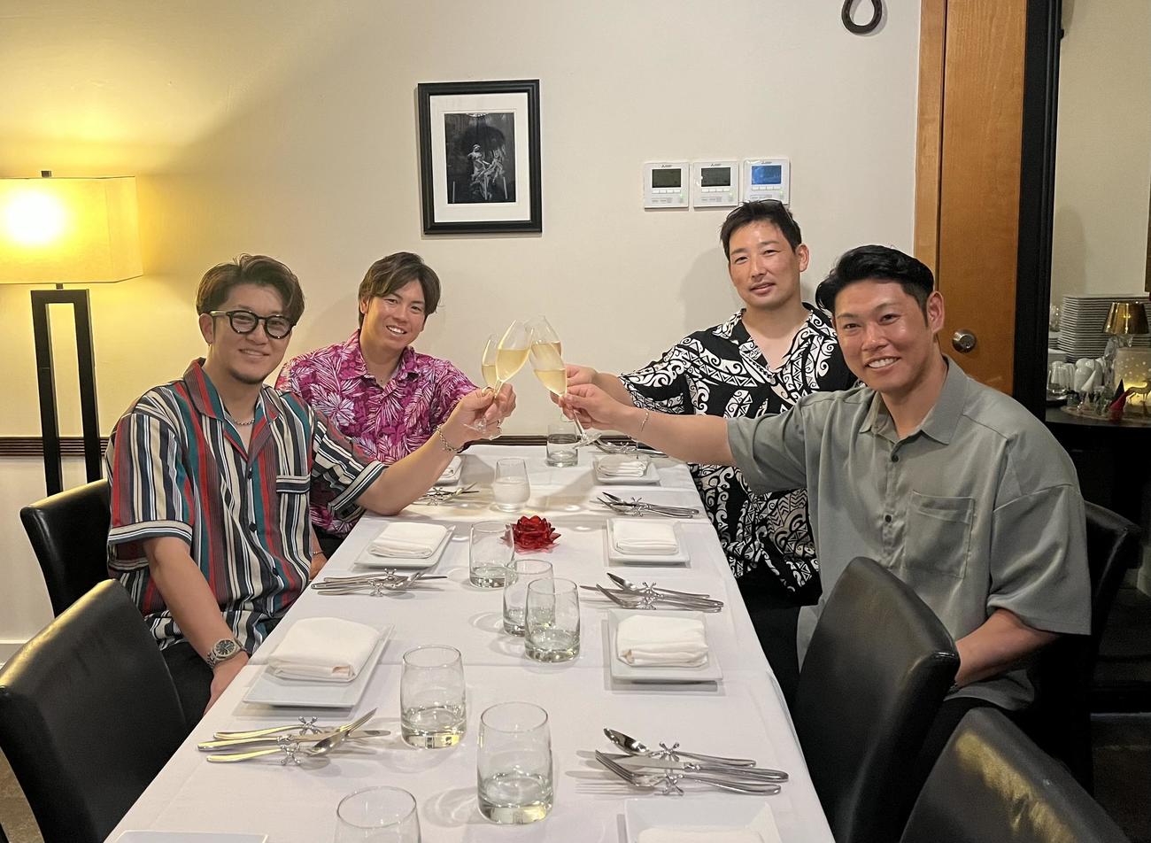 2年ぶりのハワイ優勝旅行で同学年の「91年会」を開催し乾杯する、左から時計回りに阪神岩貞、梅野、岩崎、原口（25年12月撮影）
