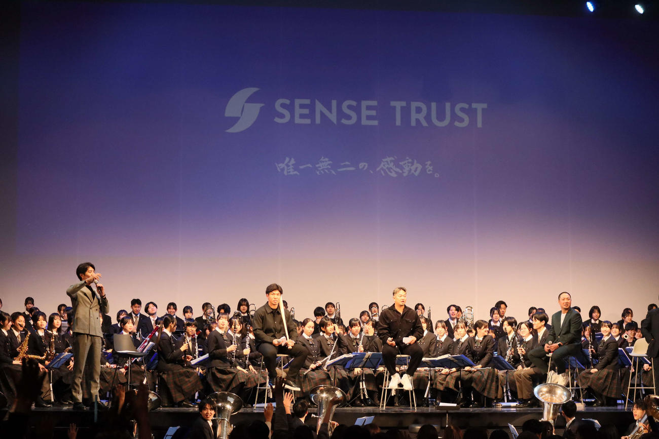 SENSE TRUST DAYに登場した大阪桐蔭吹奏楽部と、左からオリックス頓宮、森友、香月（撮影・村松万里子）