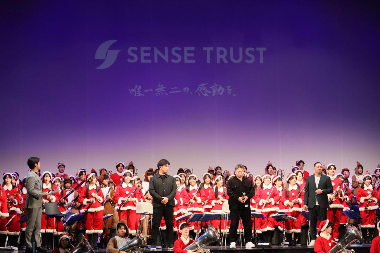 SENSE TRUST DAYに登場した大阪桐蔭吹奏楽部と、左からオリックス頓宮、森友、香月（撮影・村松万里子）