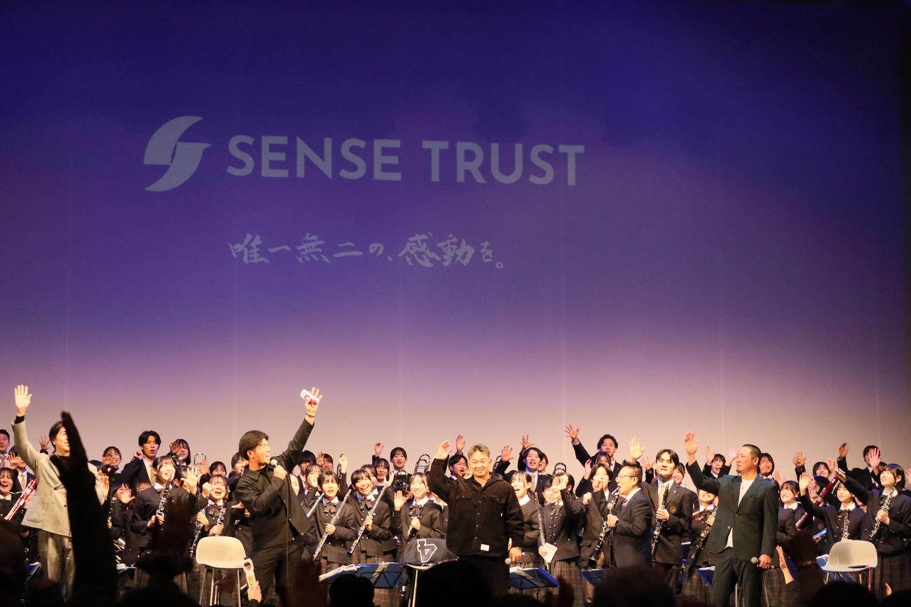 SENSE TRUST DAYで「ほいさー」する大阪桐蔭吹奏楽部と、左からオリックス頓宮、森友、香月（撮影・村松万里子）