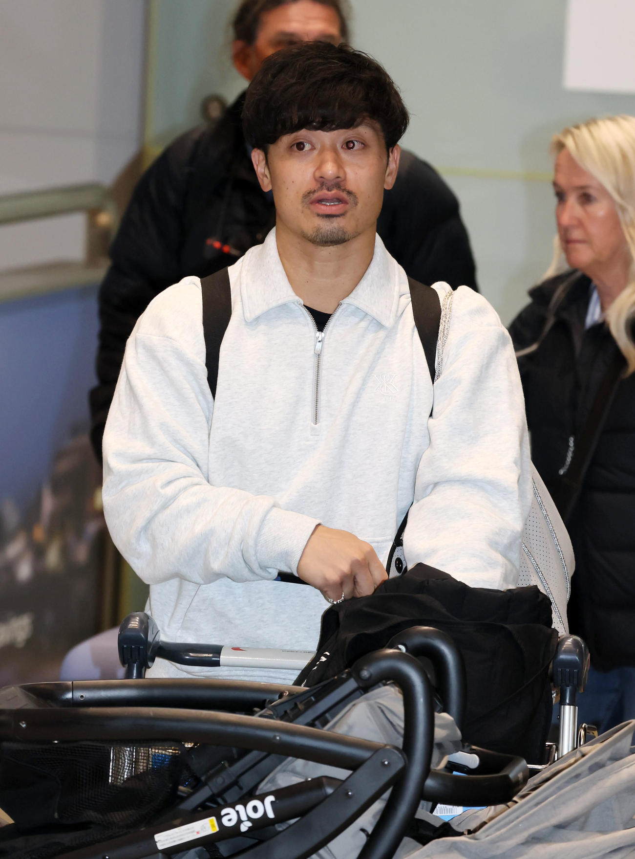 優勝旅行から帰国した阪神坂本（撮影・加藤哉）