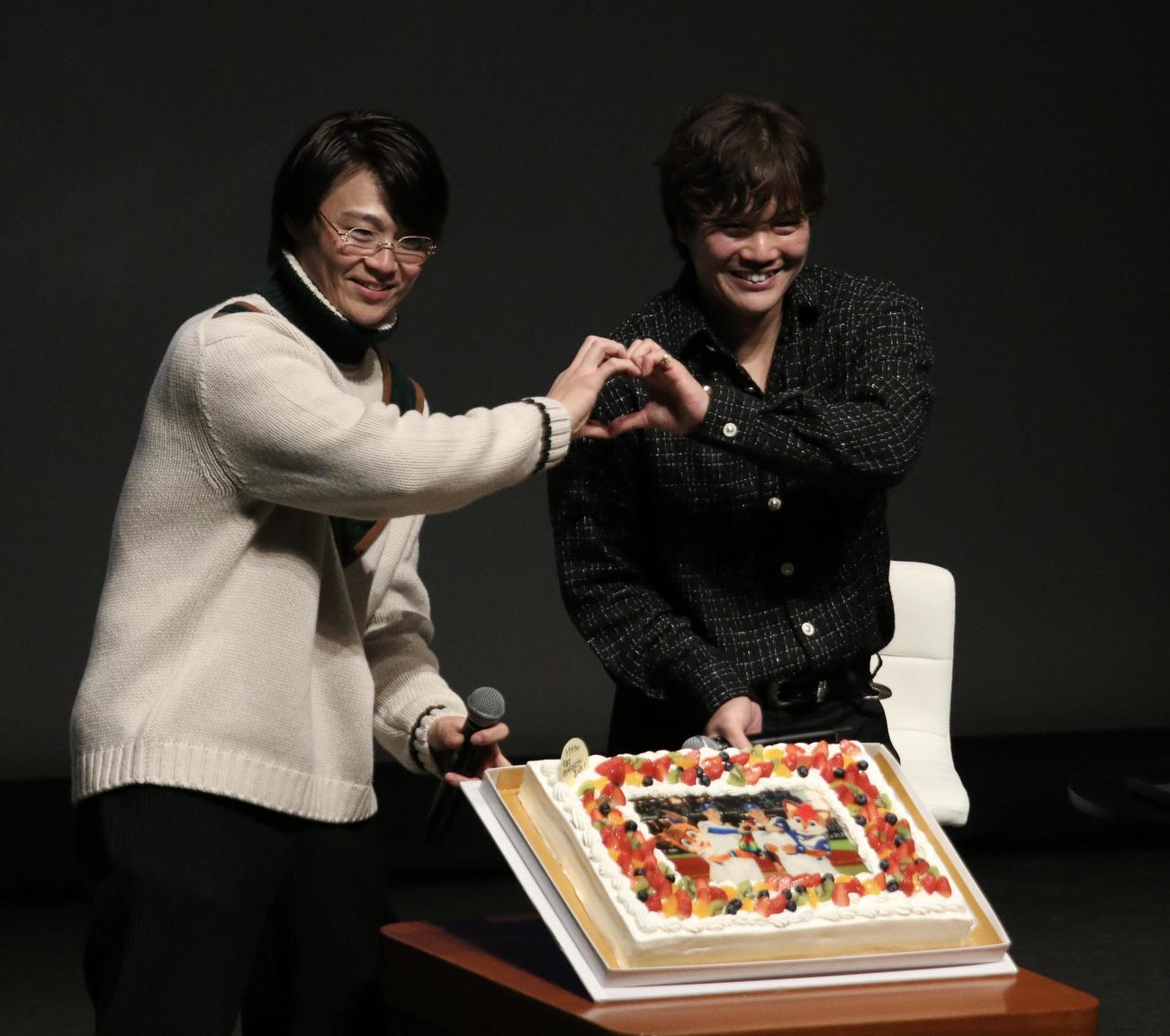 札幌市内で行ったトークショーで阪神伏見にサプライズでケーキをプレゼントした日本ハム山崎（左）