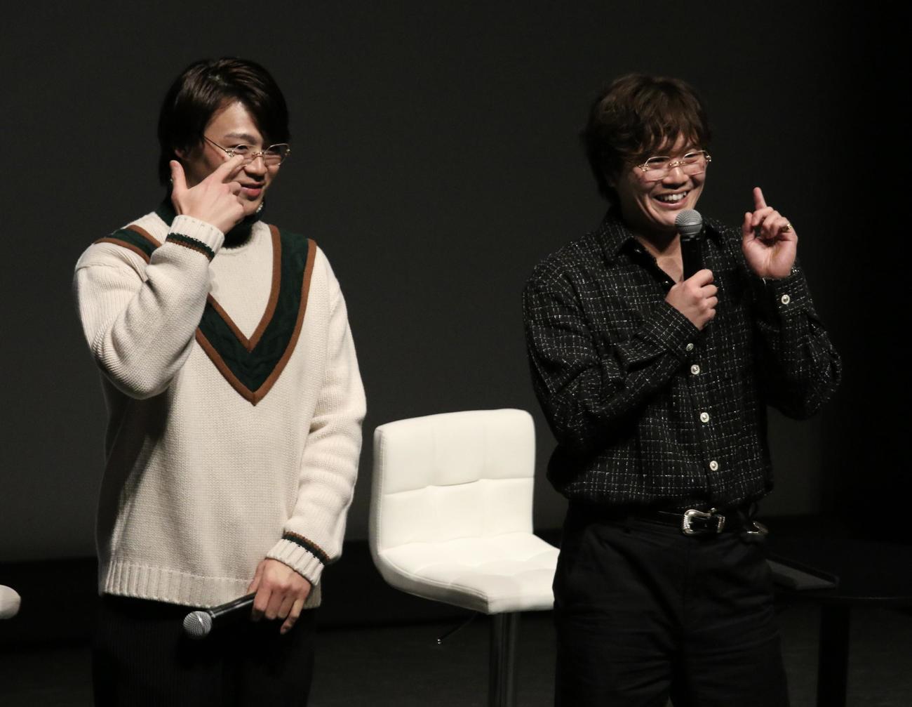 札幌市内でおそろいのメガネを装着してトークショーに登場した“さちとら”コンビこと日本ハム山崎（左）と阪神伏見