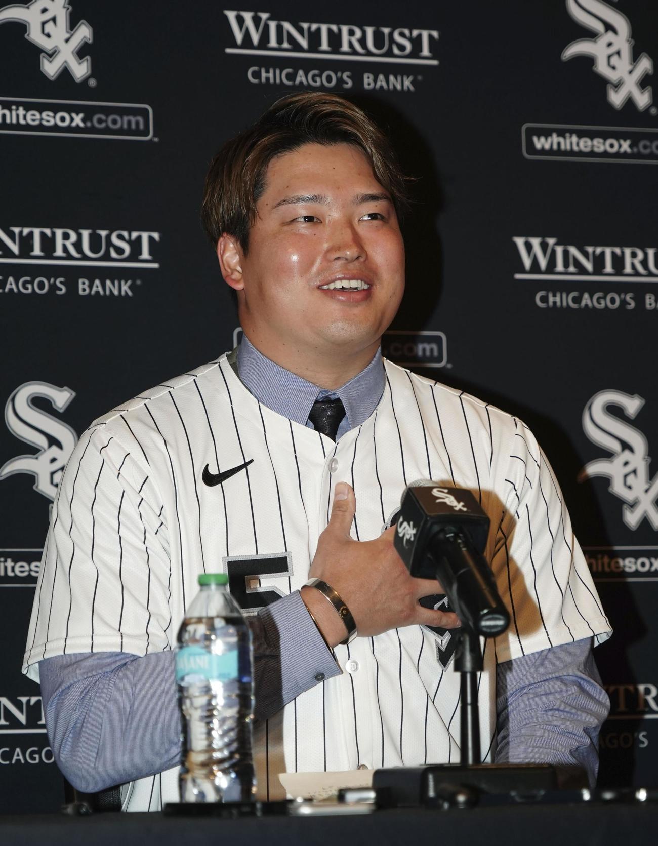米大リーグ、ホワイトソックスの入団記者会見で話す村上宗隆（共同）