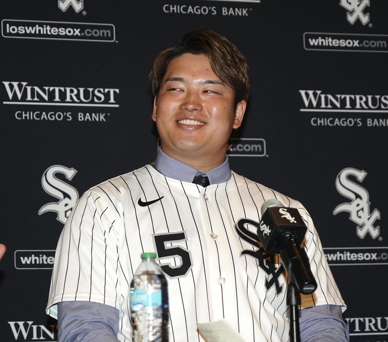 米大リーグ、ホワイトソックスの入団記者会見で笑顔を見せる村上宗隆（共同）