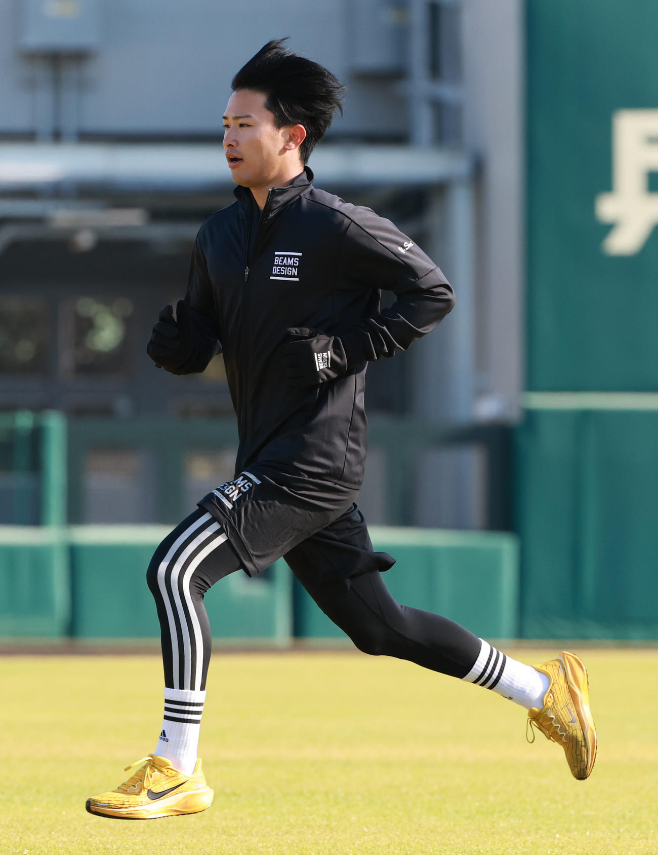 外野をダッシュする阪神育成ドラフト2位の山崎（撮影・上田博志）