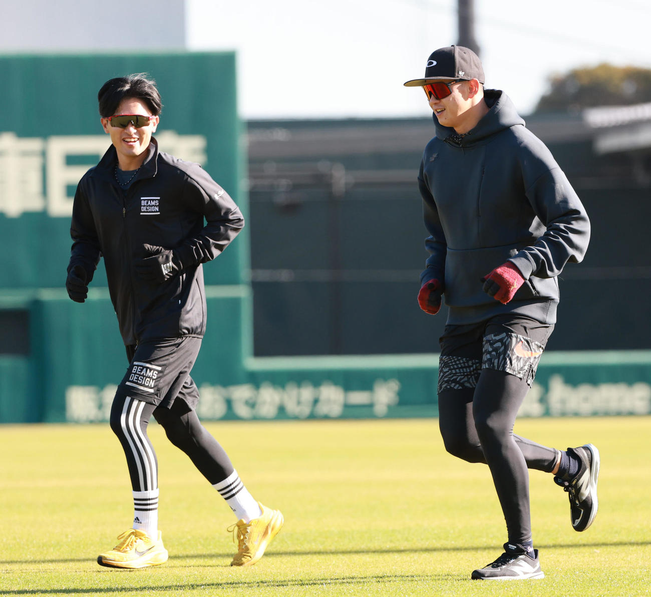 笑顔でランニングをする阪神育成ドラフト2位の山崎（左）とドラフト5位の能登（撮影・上田博志）