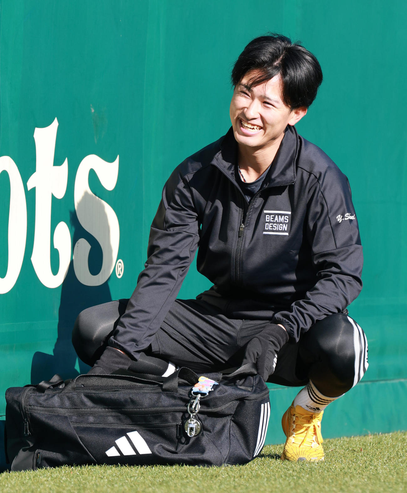 自主トレを公開した阪神育成ドラフト2位の山崎は笑顔を見せる（撮影・上田博志）
