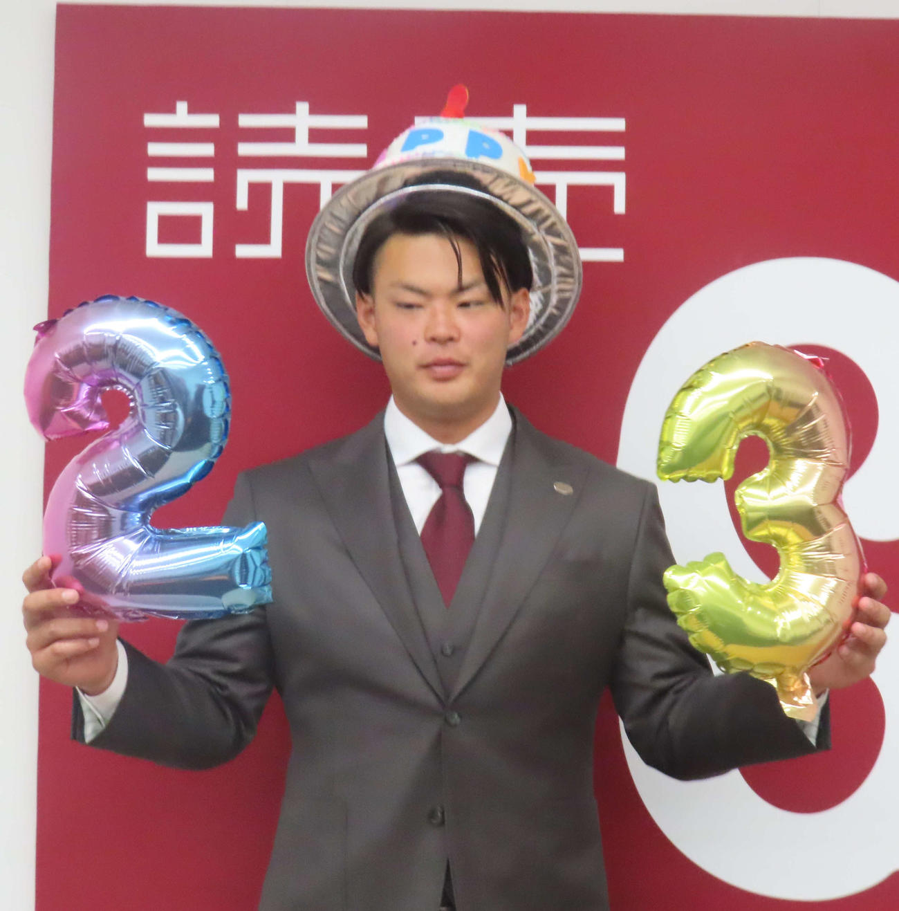 契約更改を終え、会見に臨んだ巨人荒巻（撮影・北村健龍）