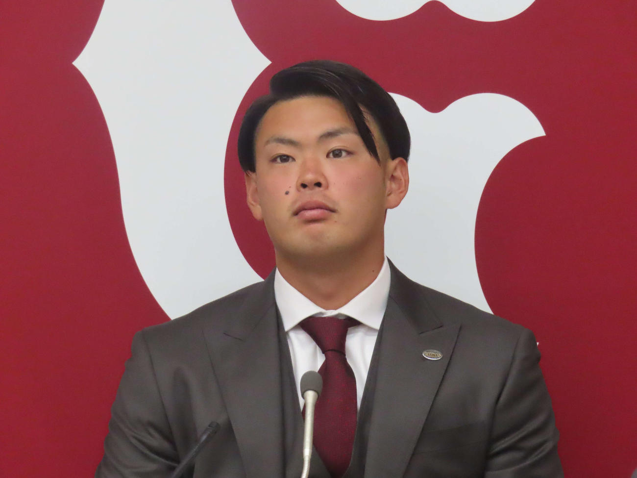 契約更改を終え、会見に臨んだ巨人荒巻（撮影・北村健龍）