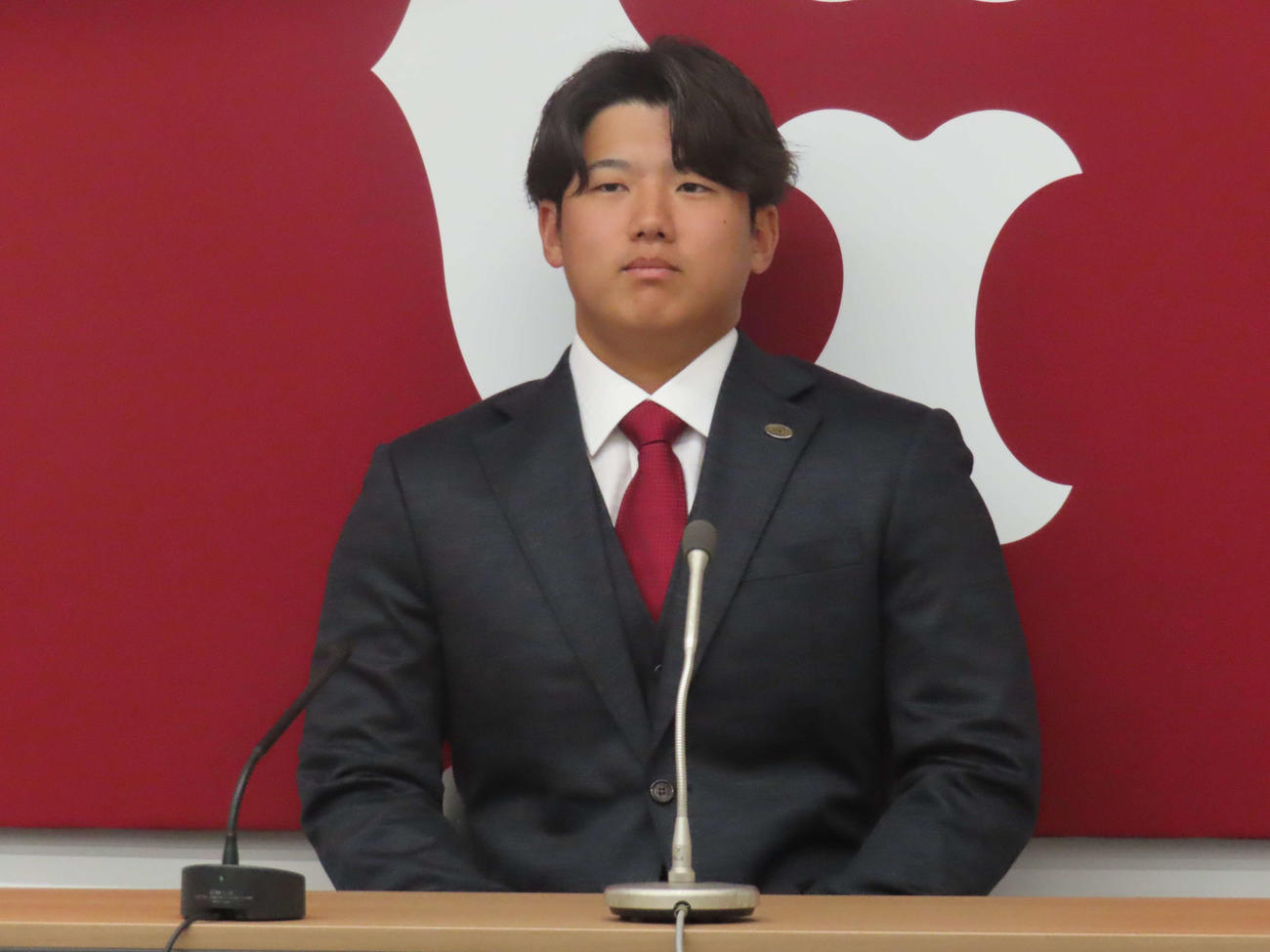 契約更改を終え、会見に臨んだ巨人石塚（撮影・北村健龍）