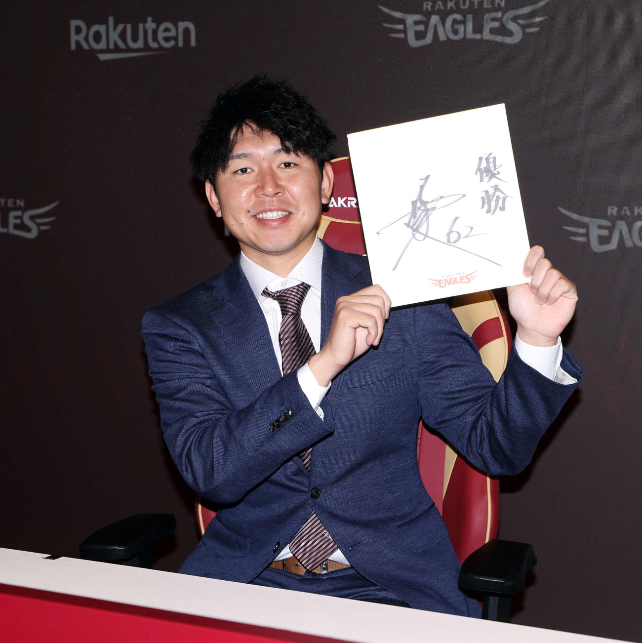 契約更改に臨み、来季の目標に「優勝」と記した楽天西口（撮影・木村有優）