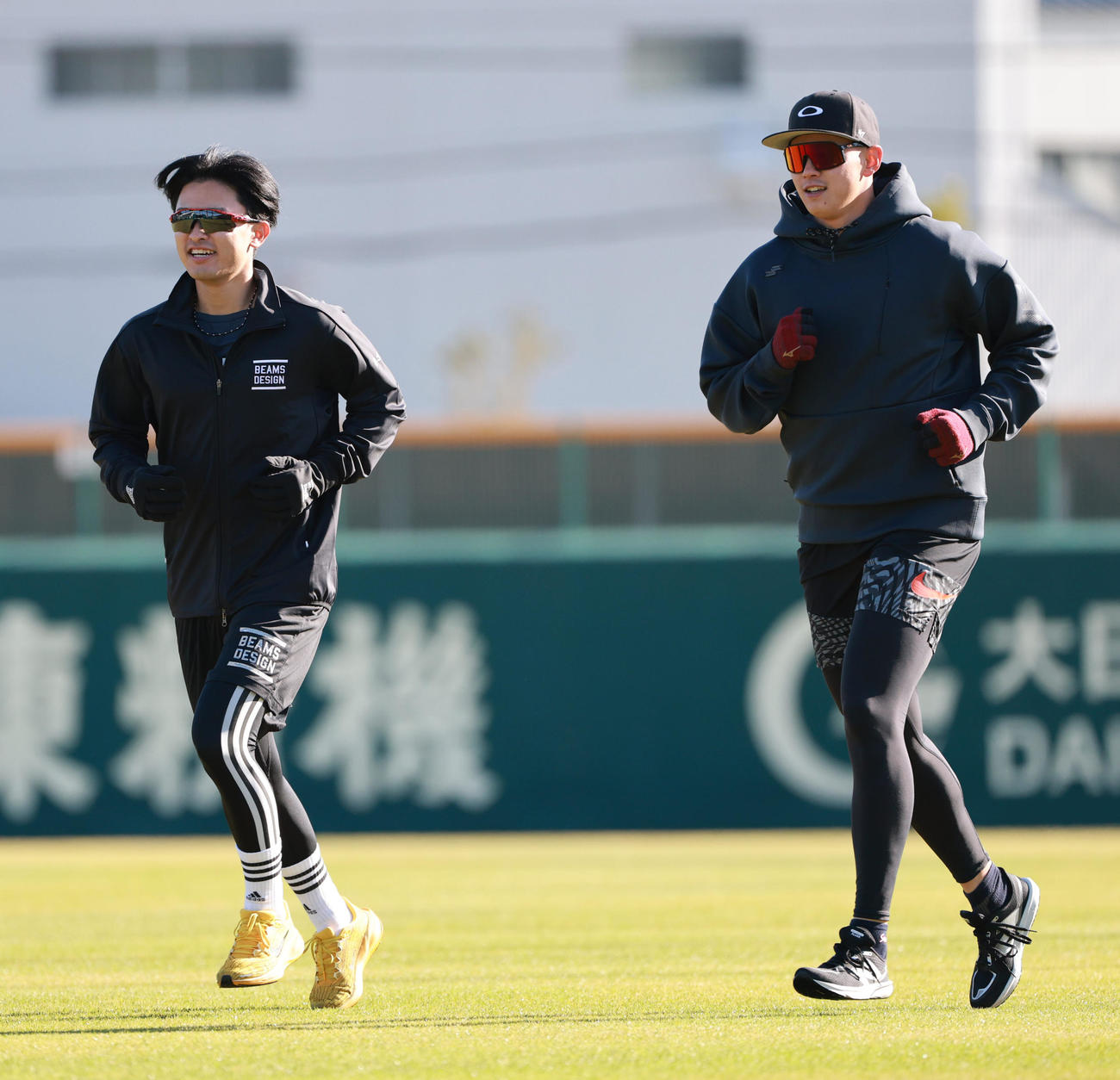笑顔でランニングをする阪神育成ドラフト2位の山崎（左）とドラフト5位の能登（撮影・上田博志）