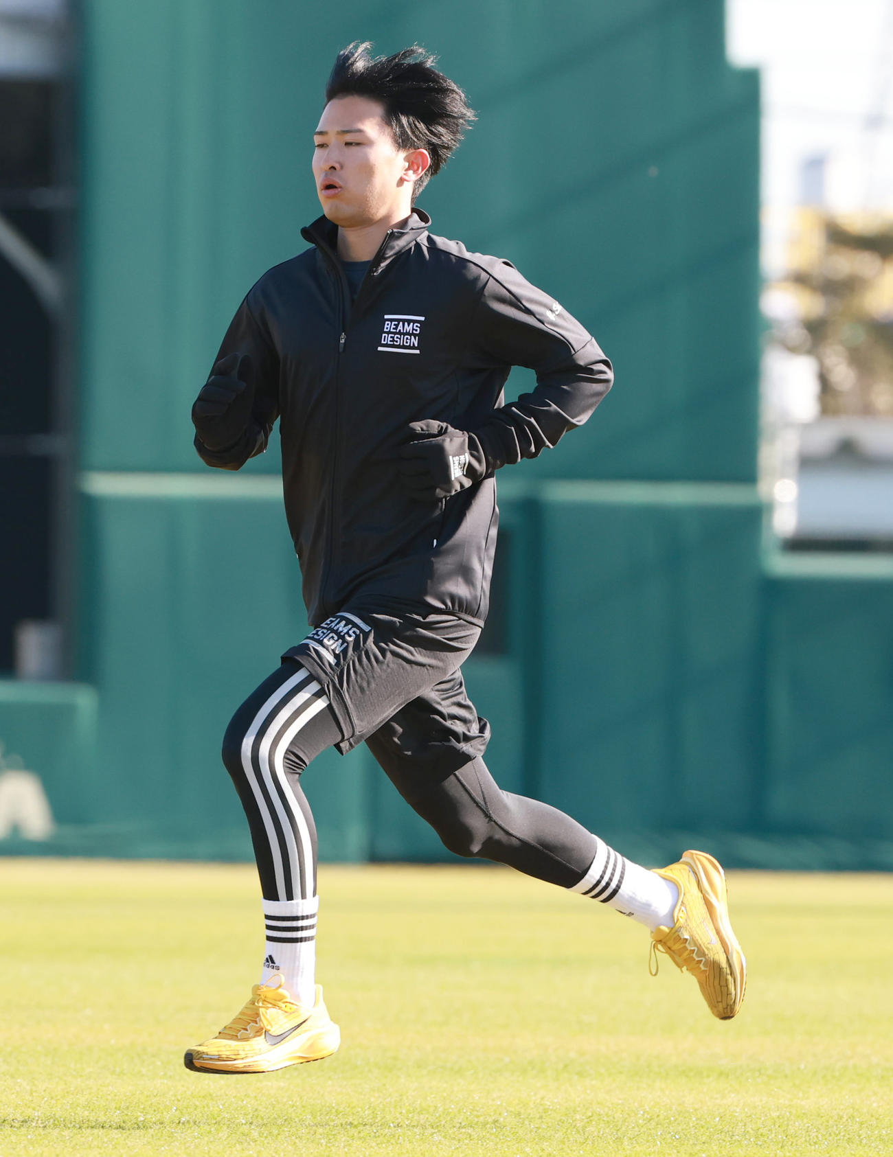 外野をダッシュする阪神育成ドラフト2位の山崎（撮影・上田博志）