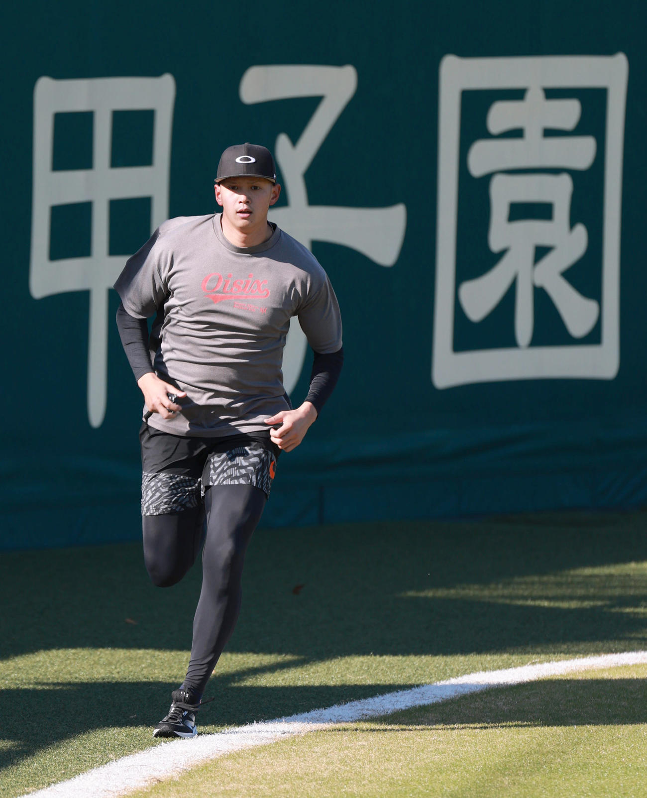 1軍登板を目指す阪神ドラフト5位の能登は「甲子園」を背にランニングをする（撮影・上田博志）