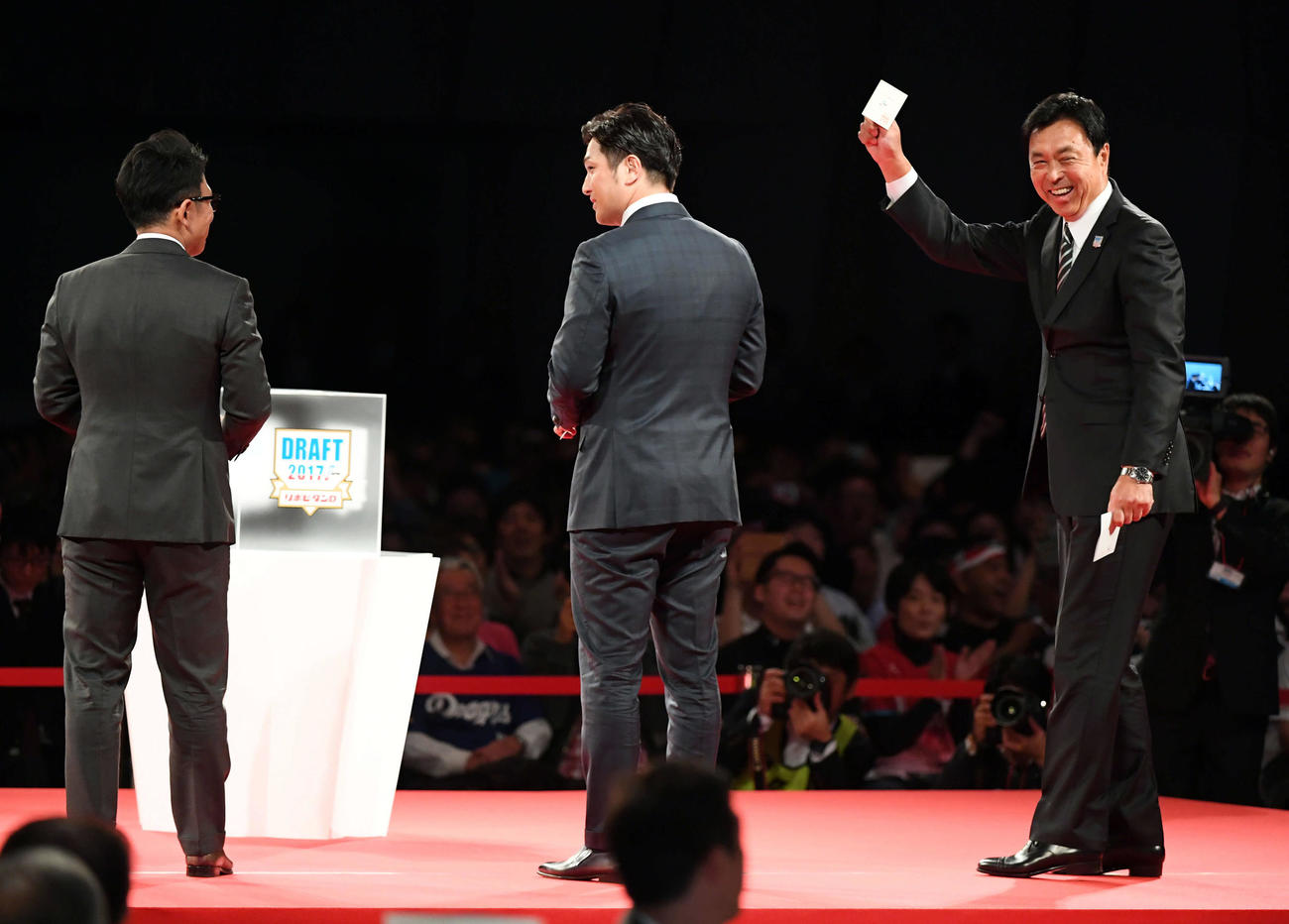 村上宗隆の交渉権を獲得し笑顔を見せるヤクルト小川淳司監督（右）。左から楽天立花陽三社社長、巨人高橋由伸監督（2017年10月撮影）