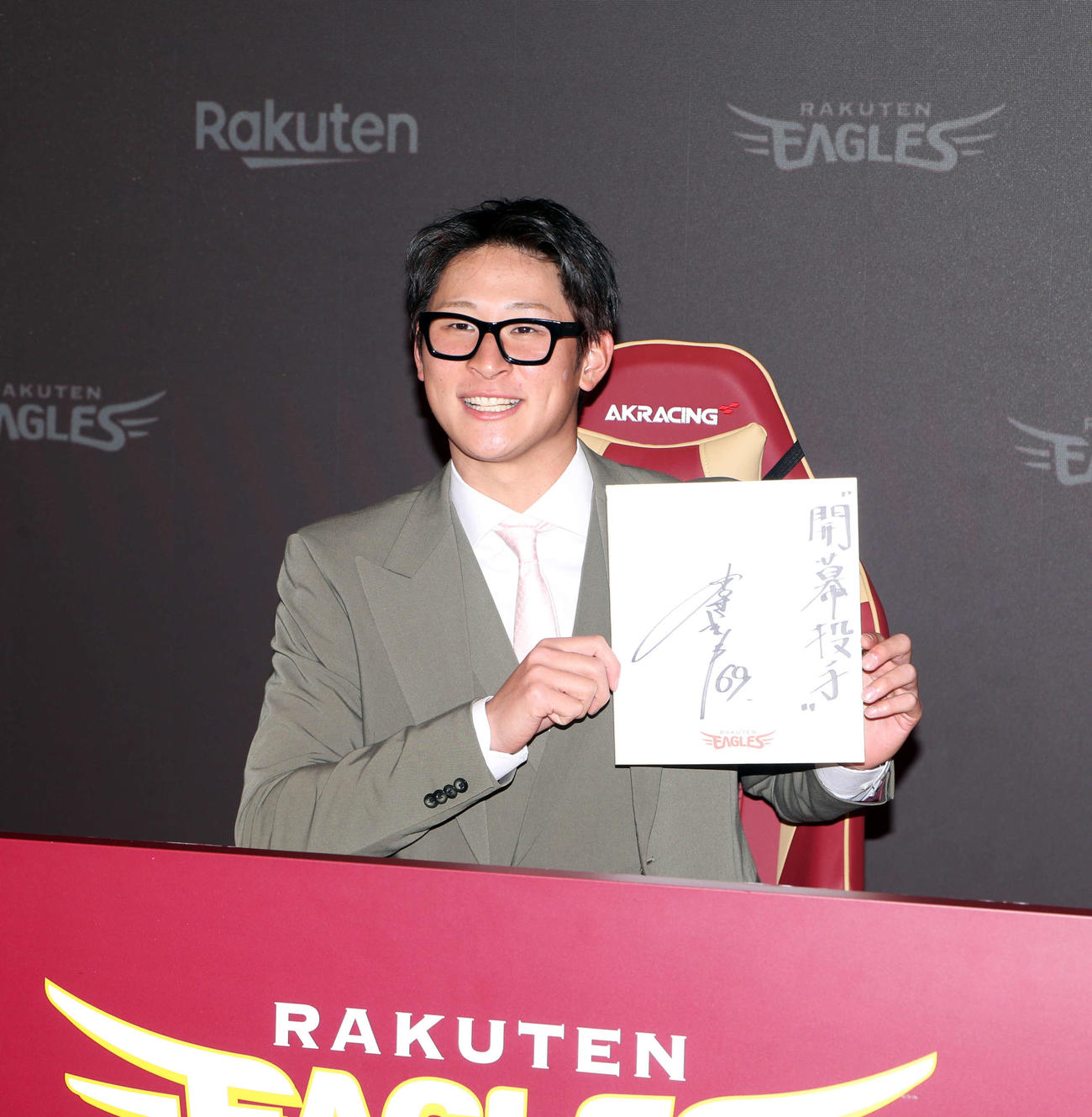契約更改に臨み、来季の目標に「開幕投手」と記した楽天内（撮影・木村有優）
