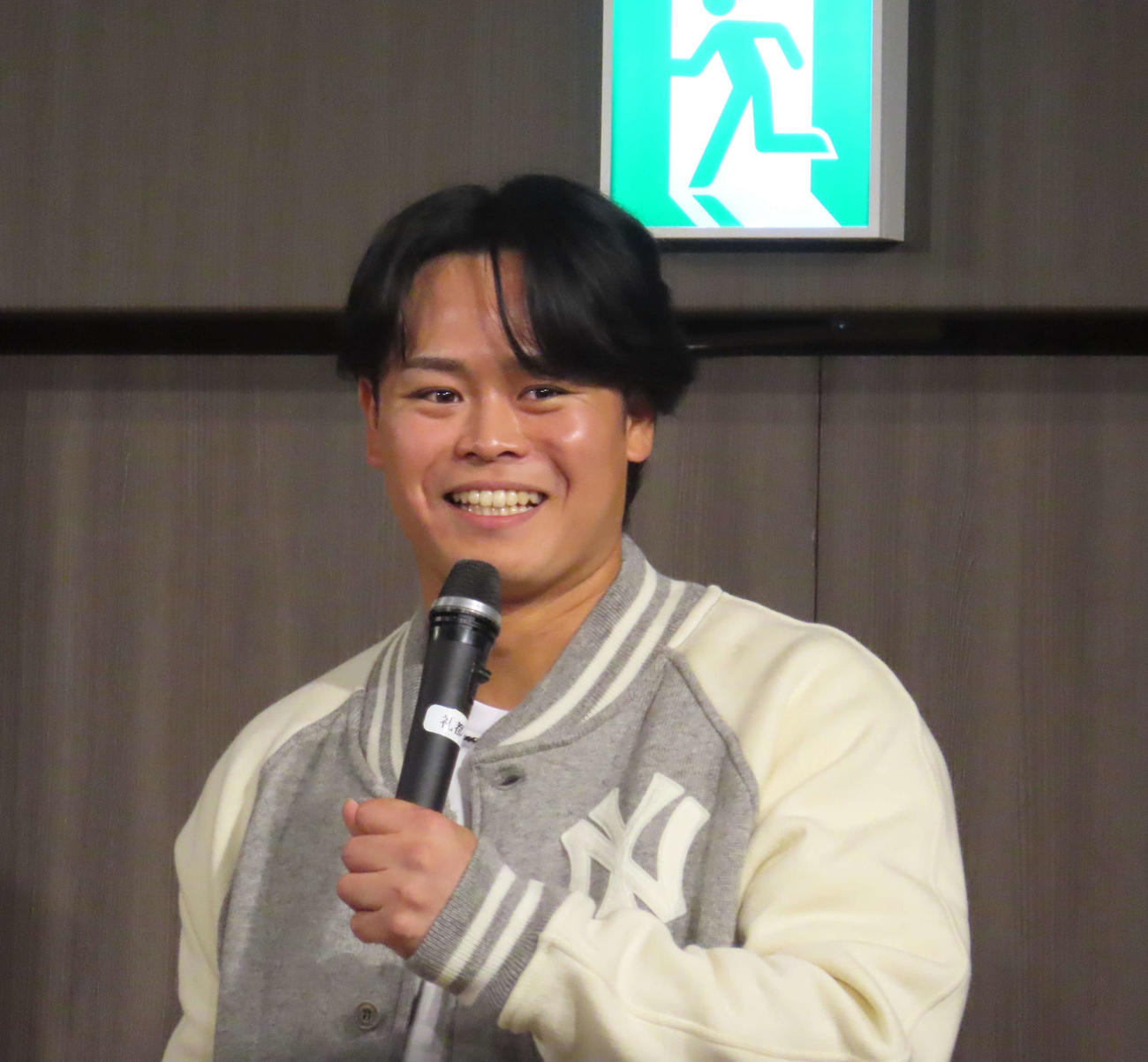 クリスマススペシャルトークショーに出演した巨人中山（撮影・水谷京裕）