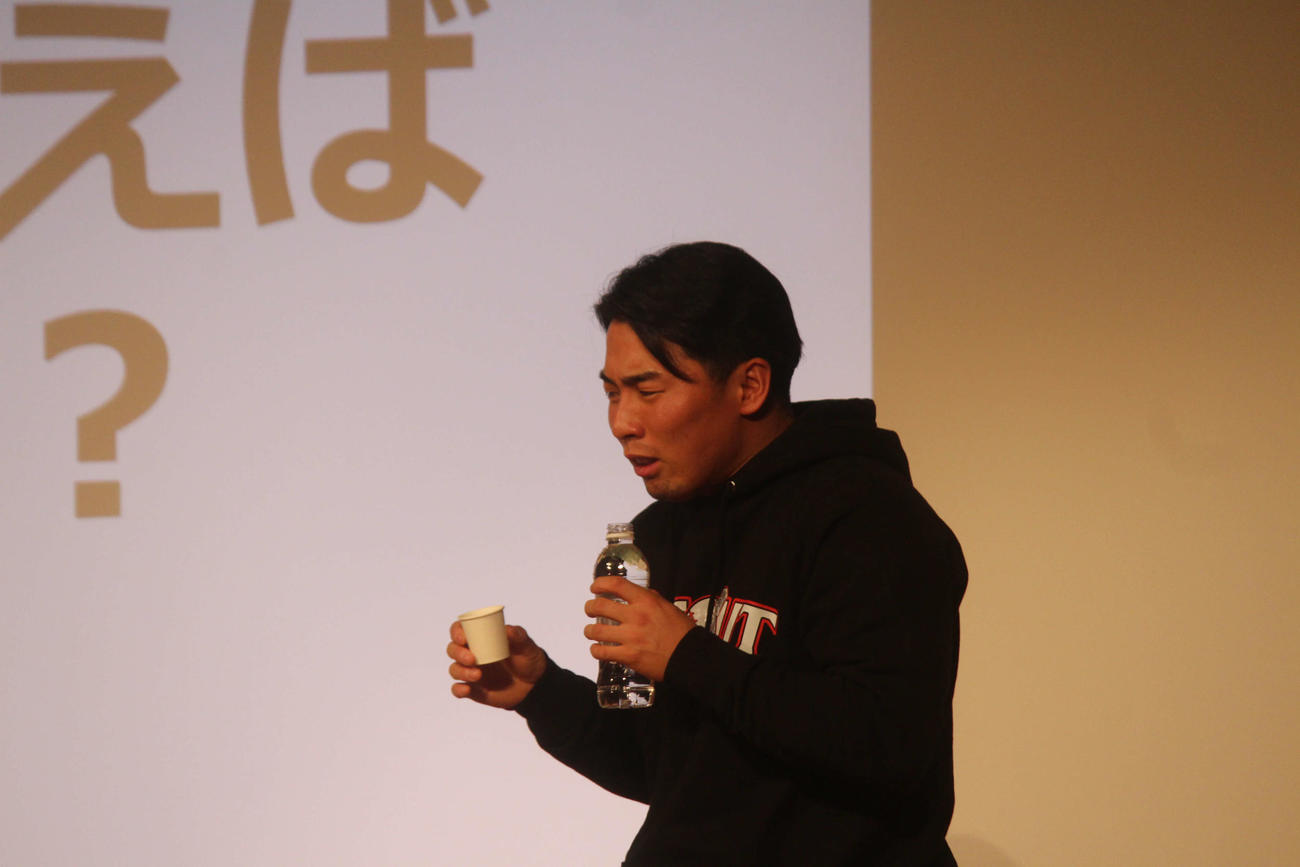 罰ゲームの苦い飲料を飲んで顔をしかめる浅野