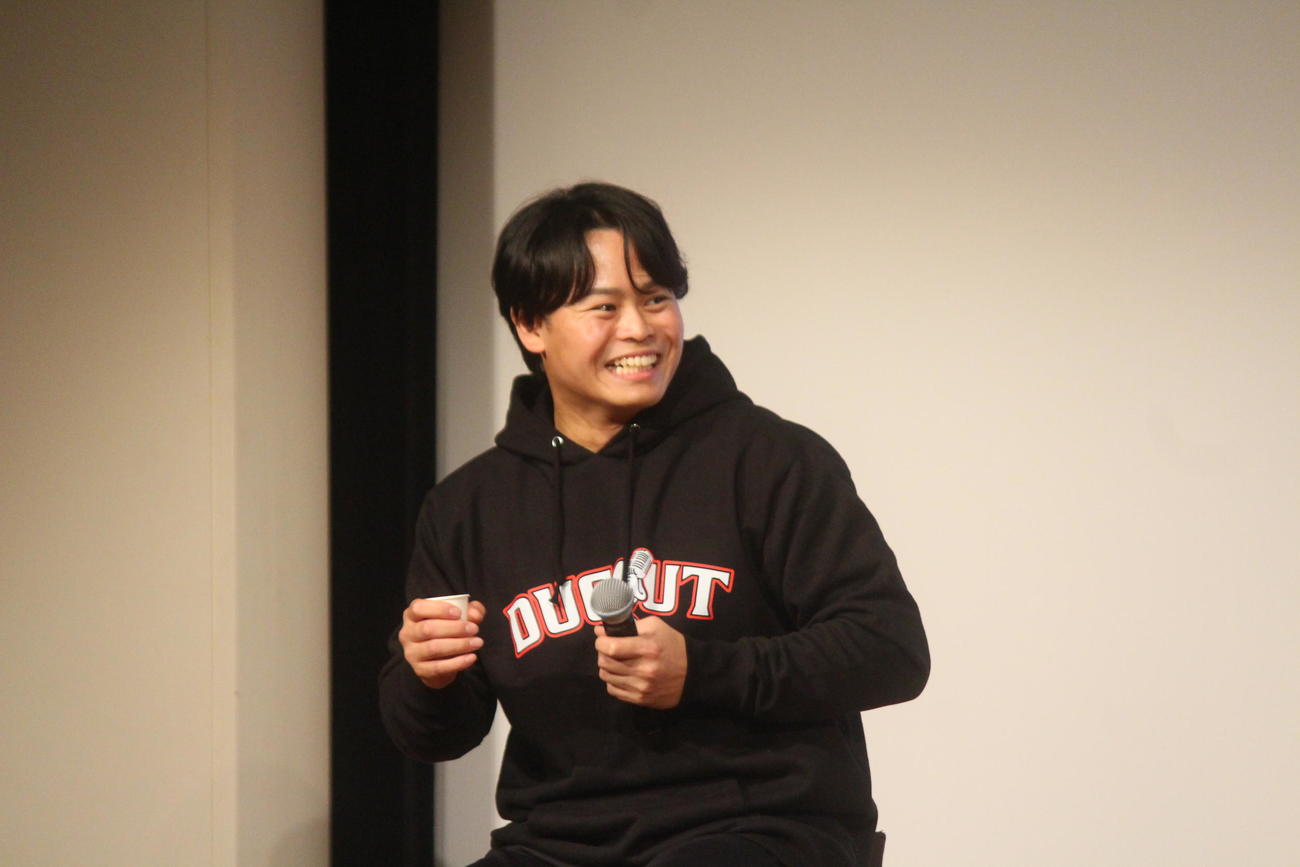 罰ゲームの苦い健康飲料を手に顔をひきつらせる中山