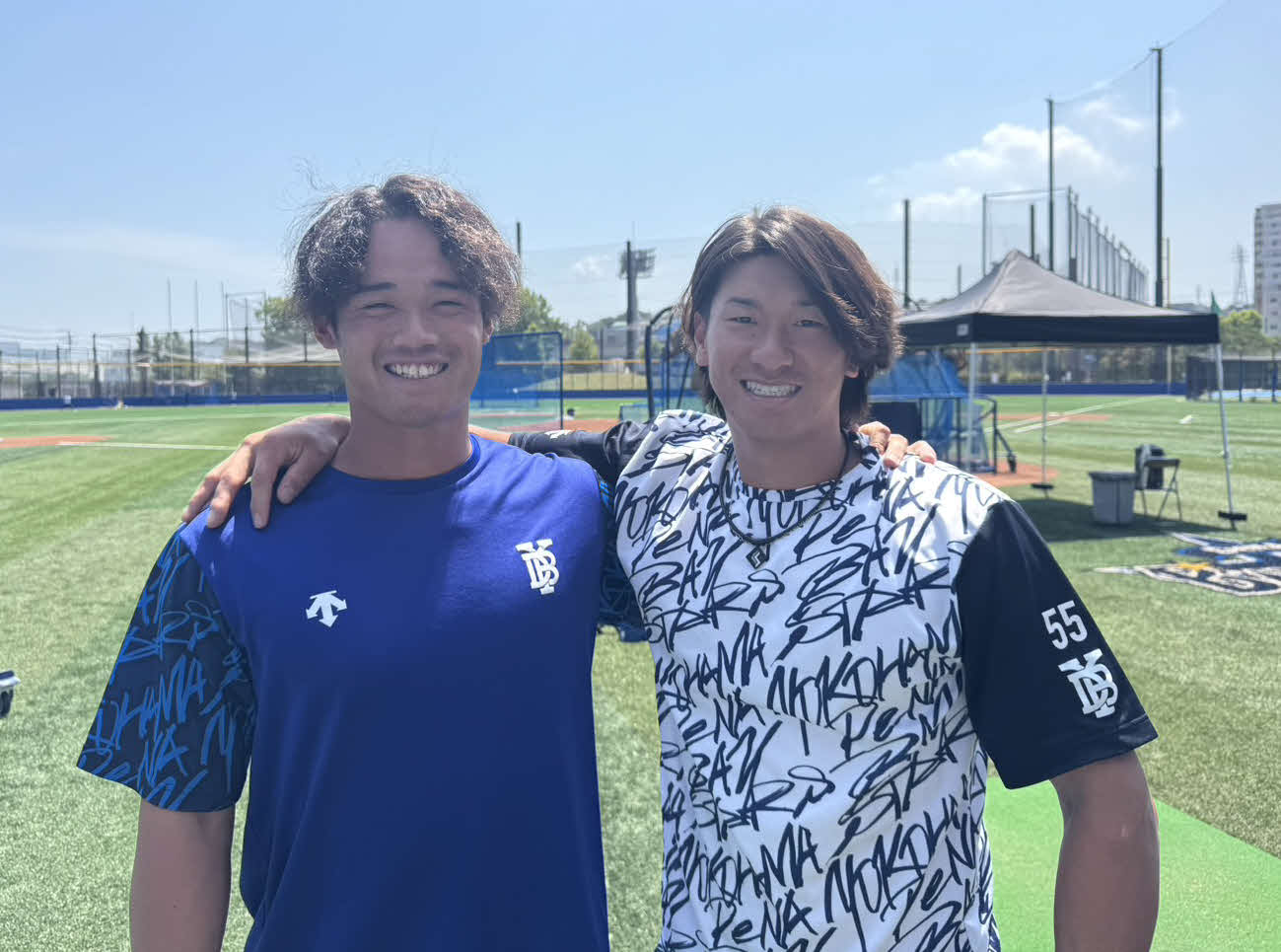 ともに四国IL・徳島出身のDeNA井上（右）と加藤（撮影・小早川宗一郎）