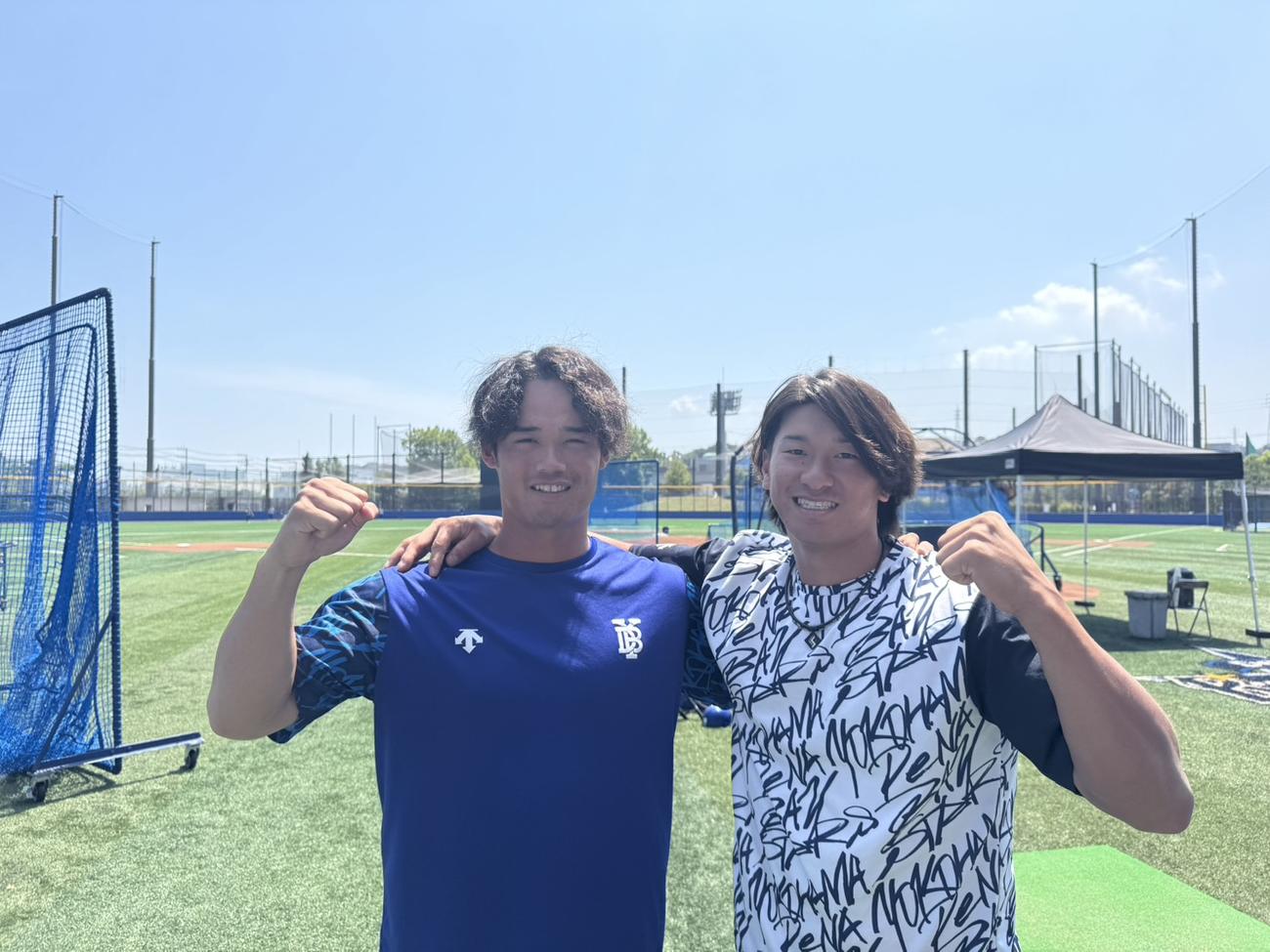 ともに四国IL・徳島出身のDeNA井上（右）と加藤（撮影・小早川宗一郎）
