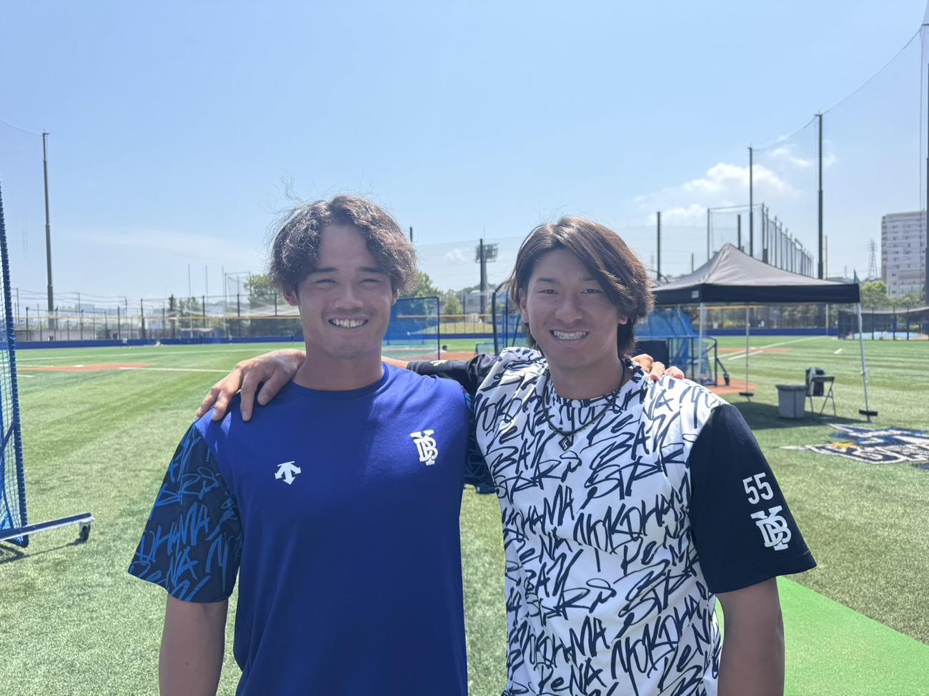 ともに四国IL・徳島出身のDeNA井上（右）と加藤（撮影・小早川宗一郎）
