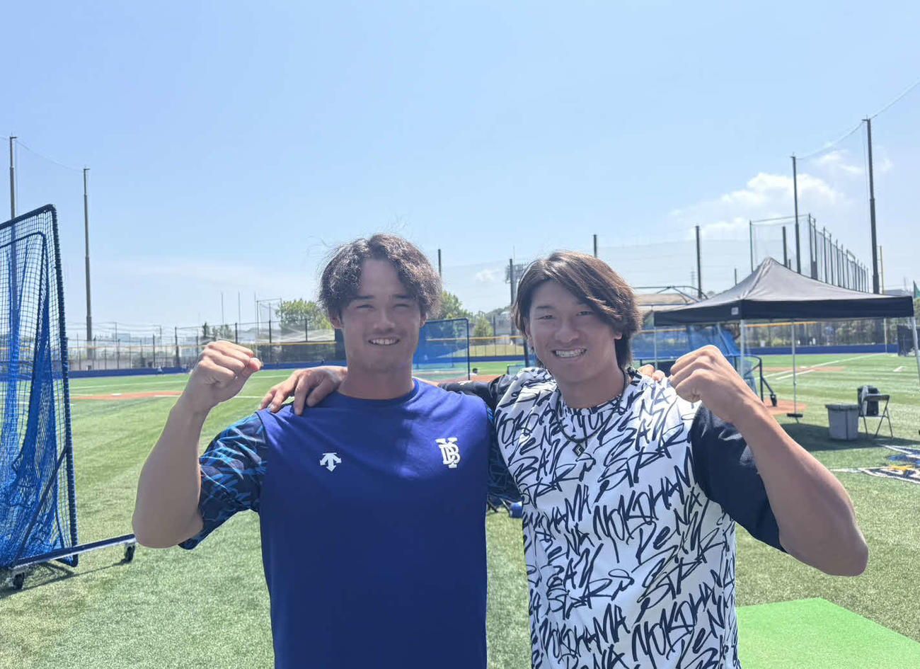 ともに四国IL・徳島出身のDeNA井上（右）と加藤（撮影・小早川宗一郎）
