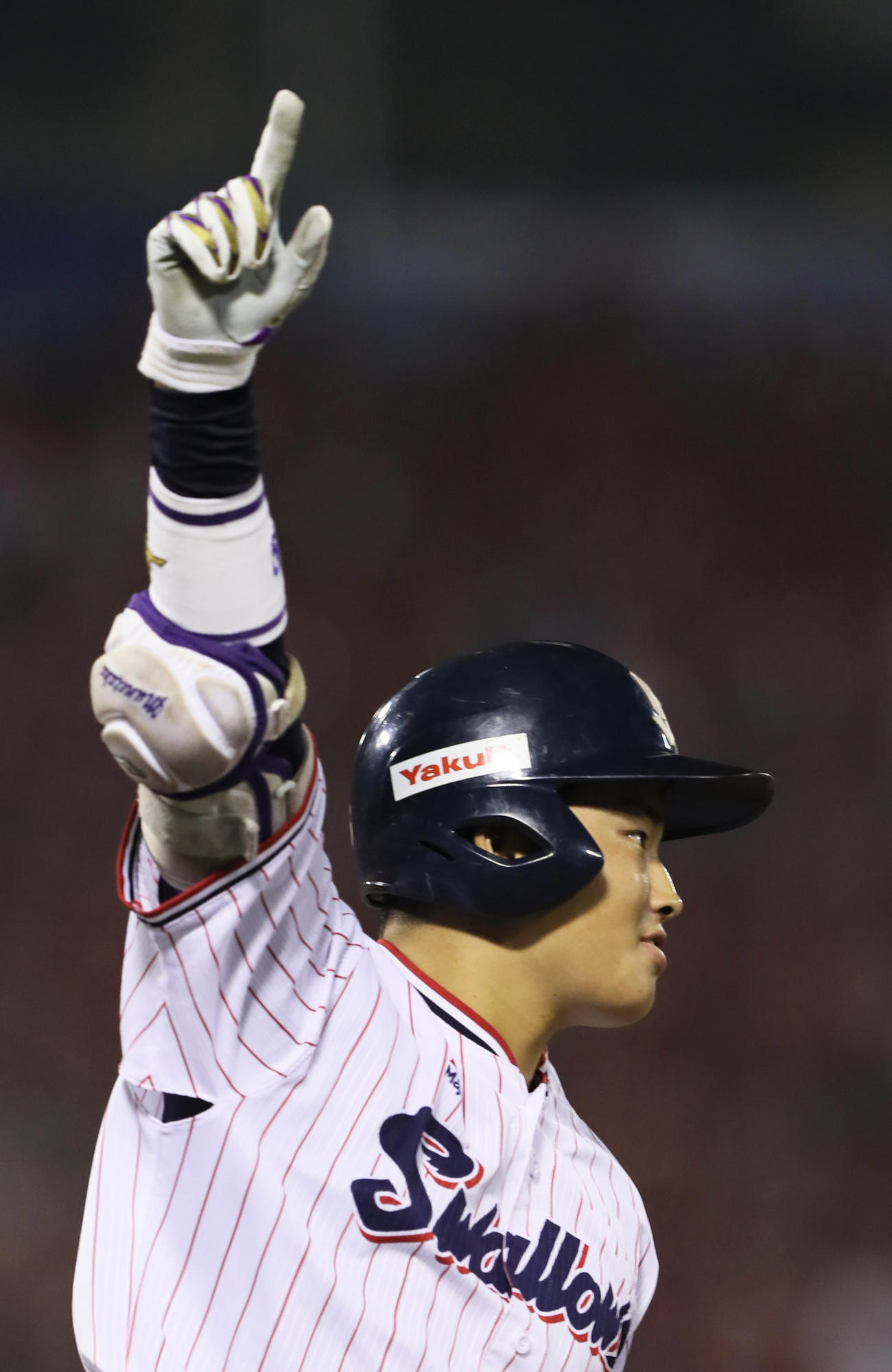 2018年9月16日、ヤクルト対広島　2回裏ヤクルト1死一塁、プロ初打席初本塁打となる右越え2点本塁打を放ち右手を上げる村上